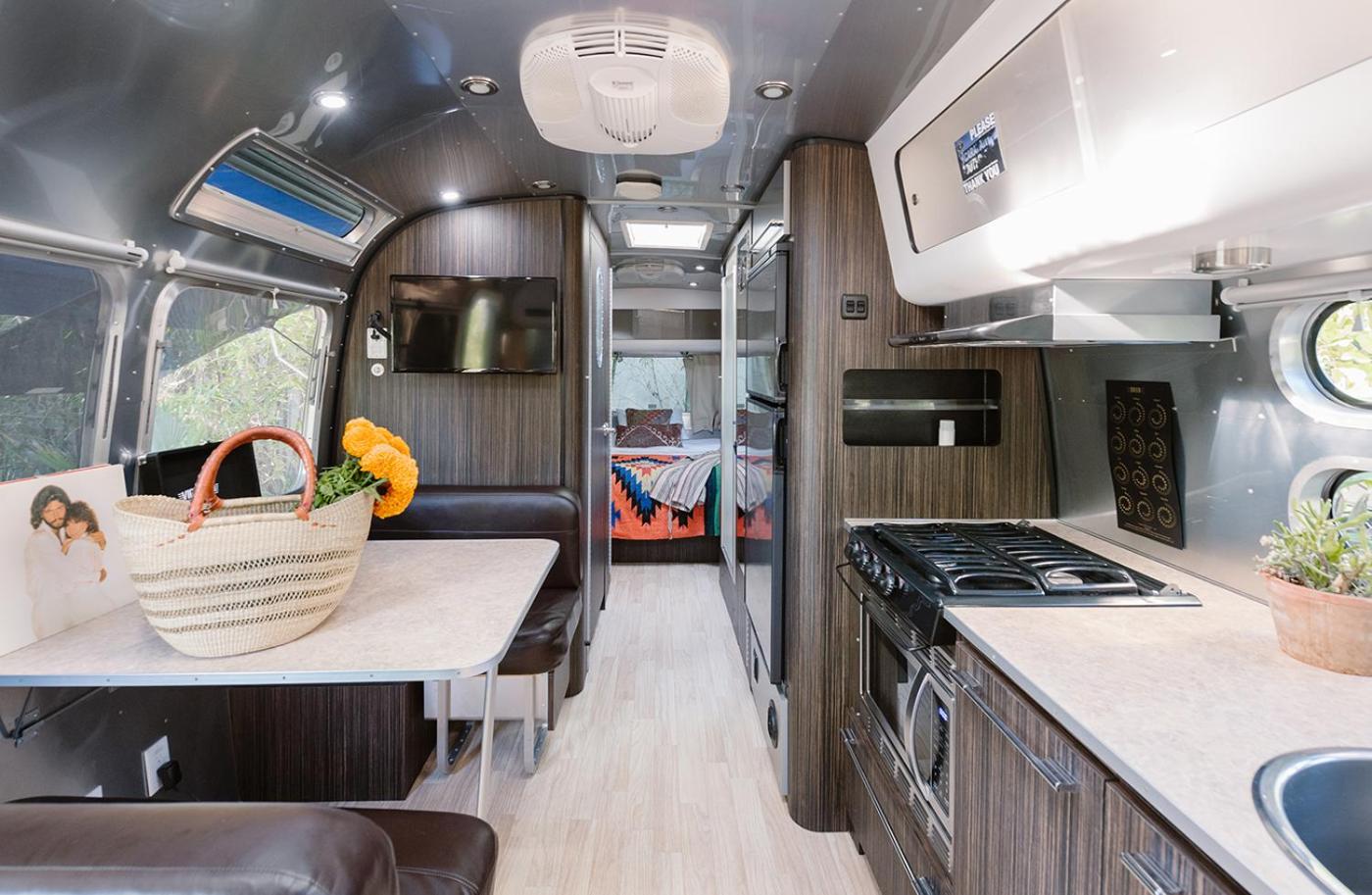 Deluxe Caravan photo 1