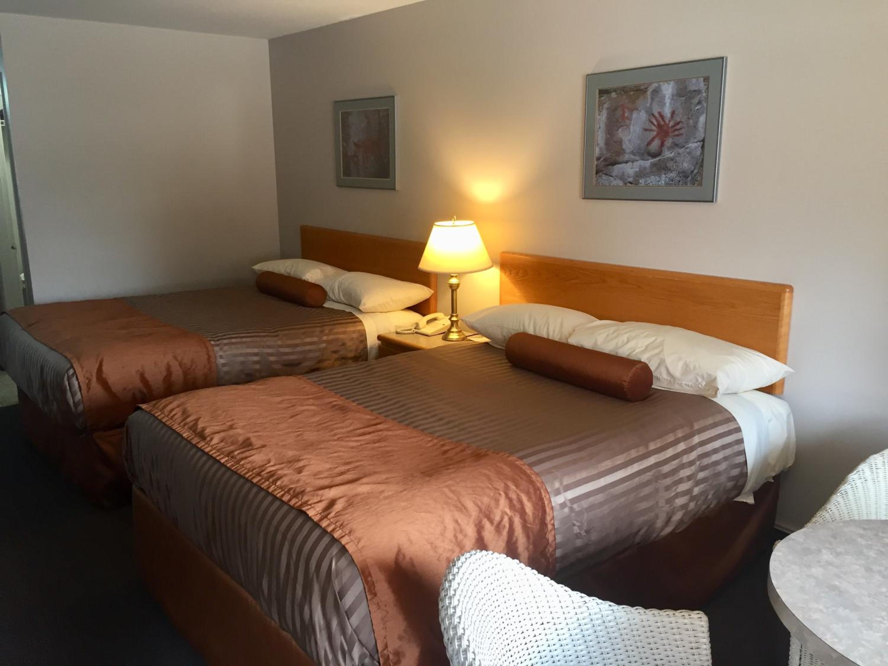 Queen Room with Two Queen Beds and Balcony photo 3