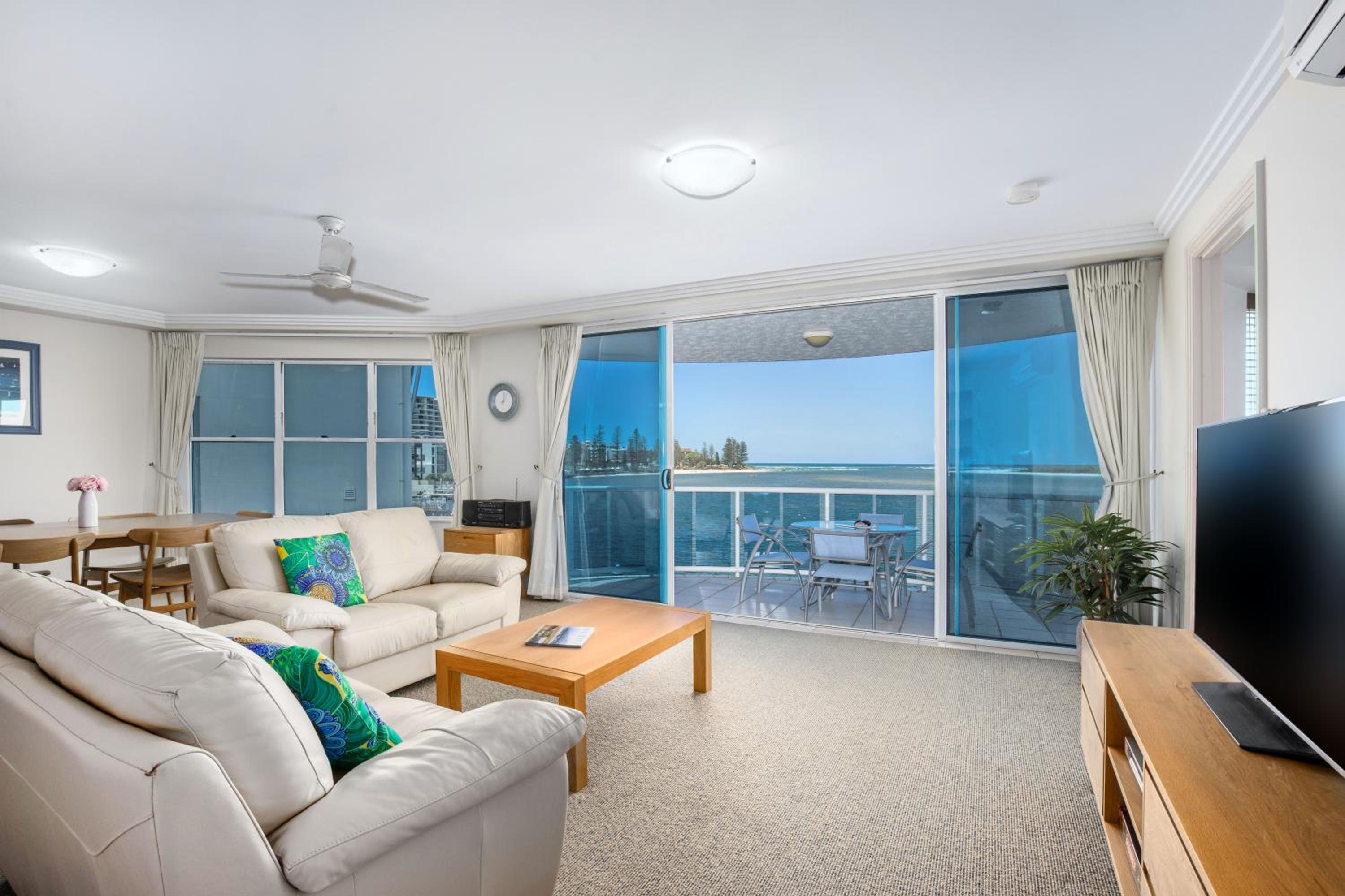 Deluxe Two-Bedroom Apartment - Absolute Waterfront photo 1