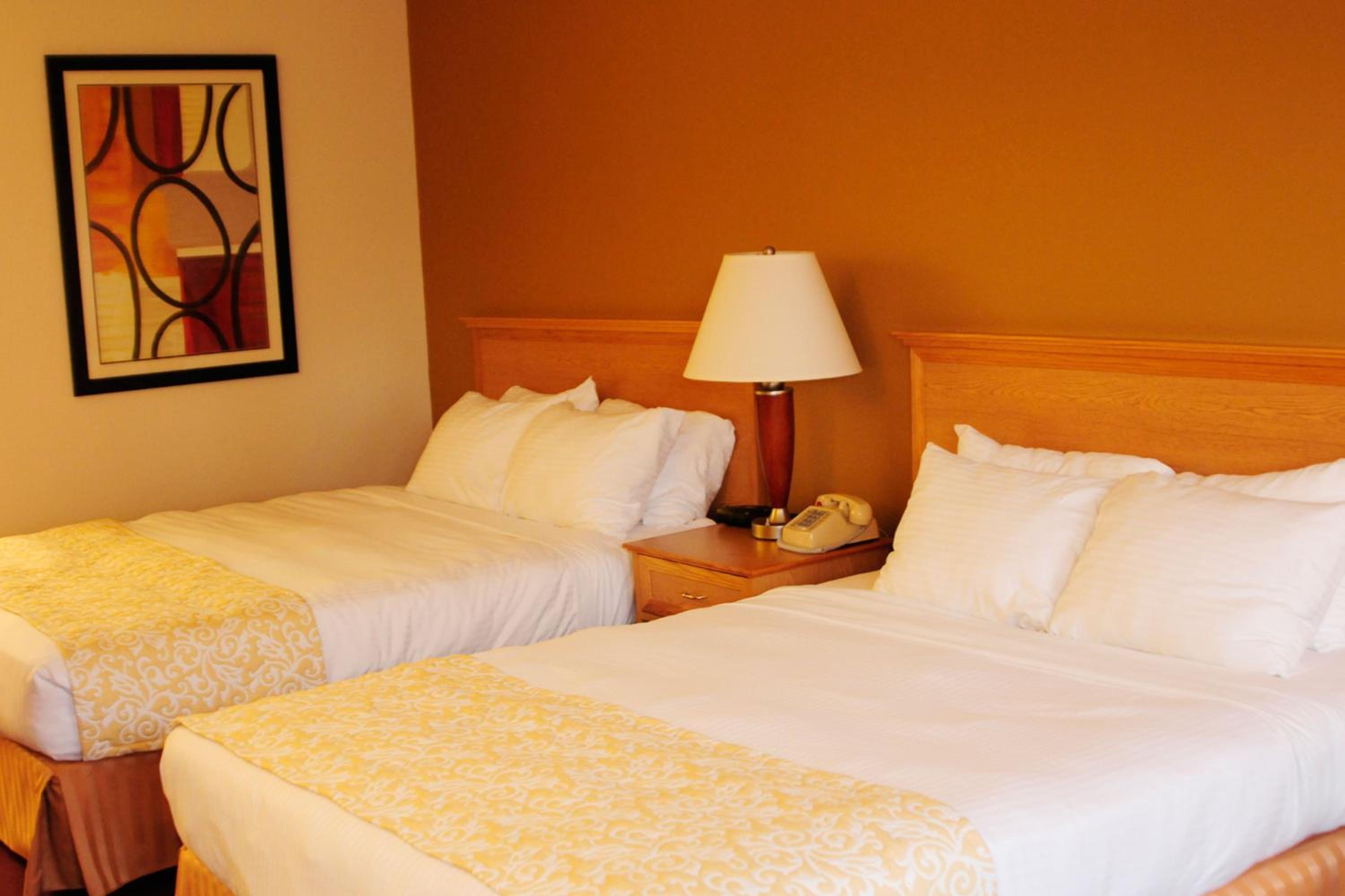 Queen Room With Two Queen Beds - Photo 5