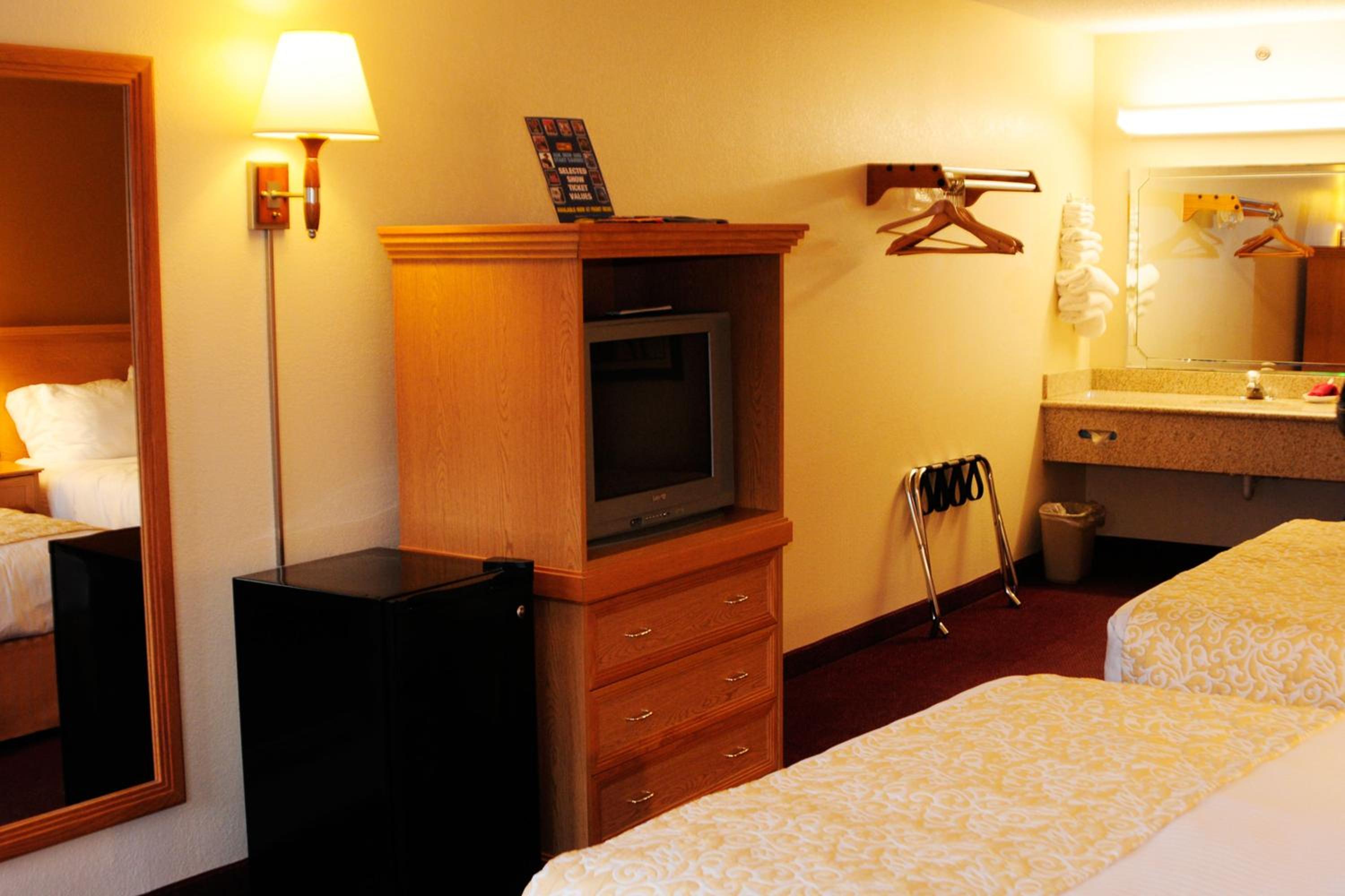 Queen Room With Two Queen Beds - Photo 2