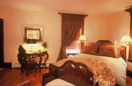Queen Room photo 2