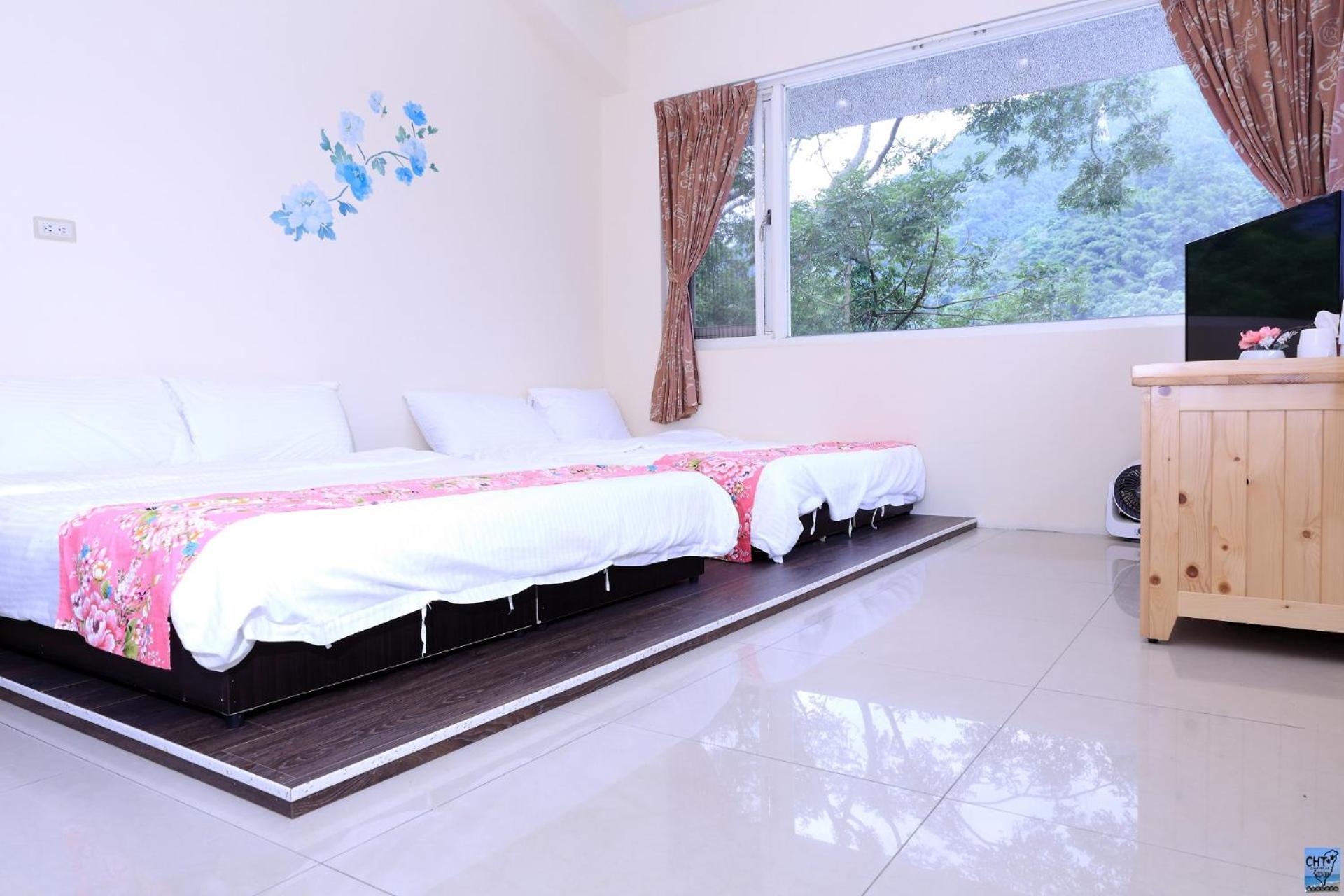 Quadruple Room with Mountain View photo 3