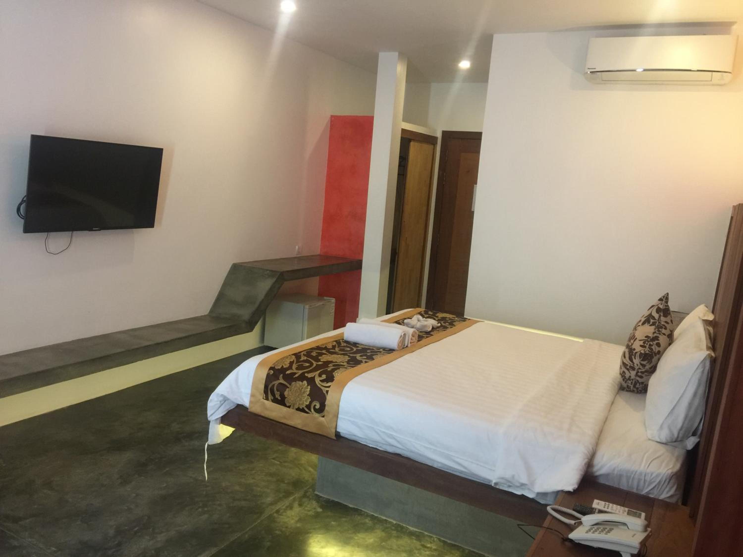 Deluxe Double Room with Pool View - Photo 8