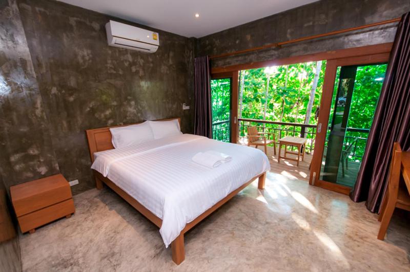King Room with Balcony - Photo 5