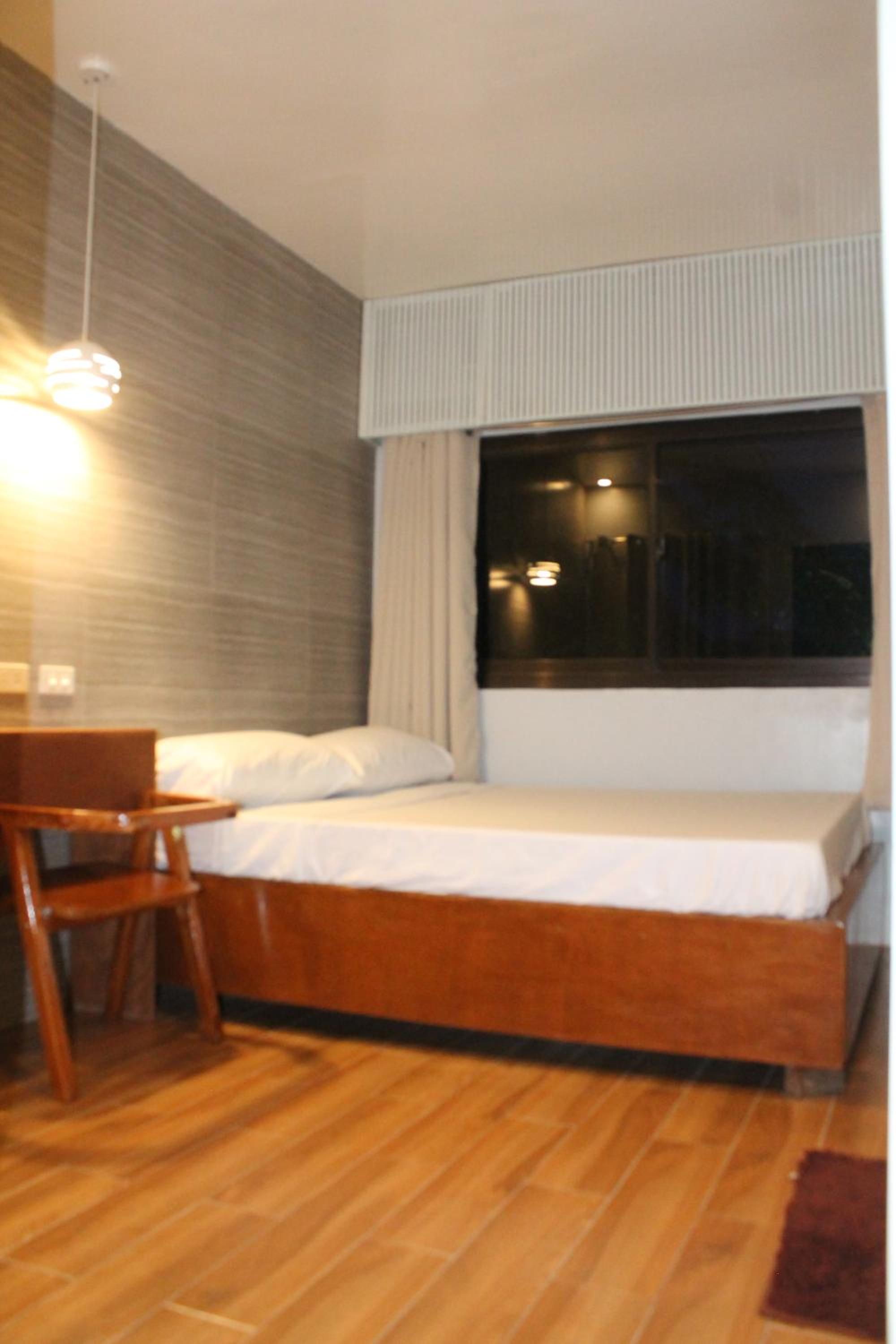 Deluxe Queen Room - Photo 8