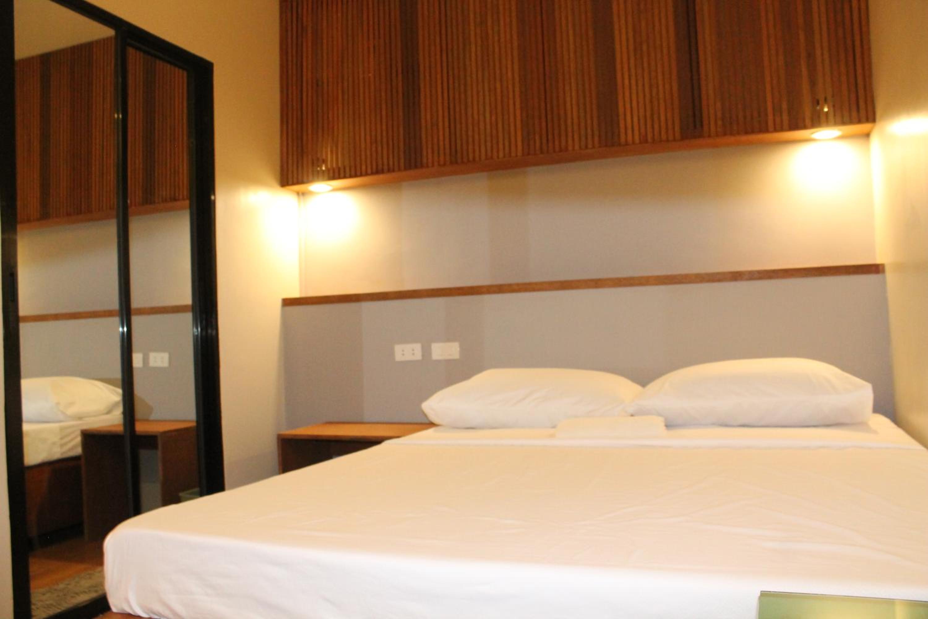 Deluxe Queen Room - Photo 5