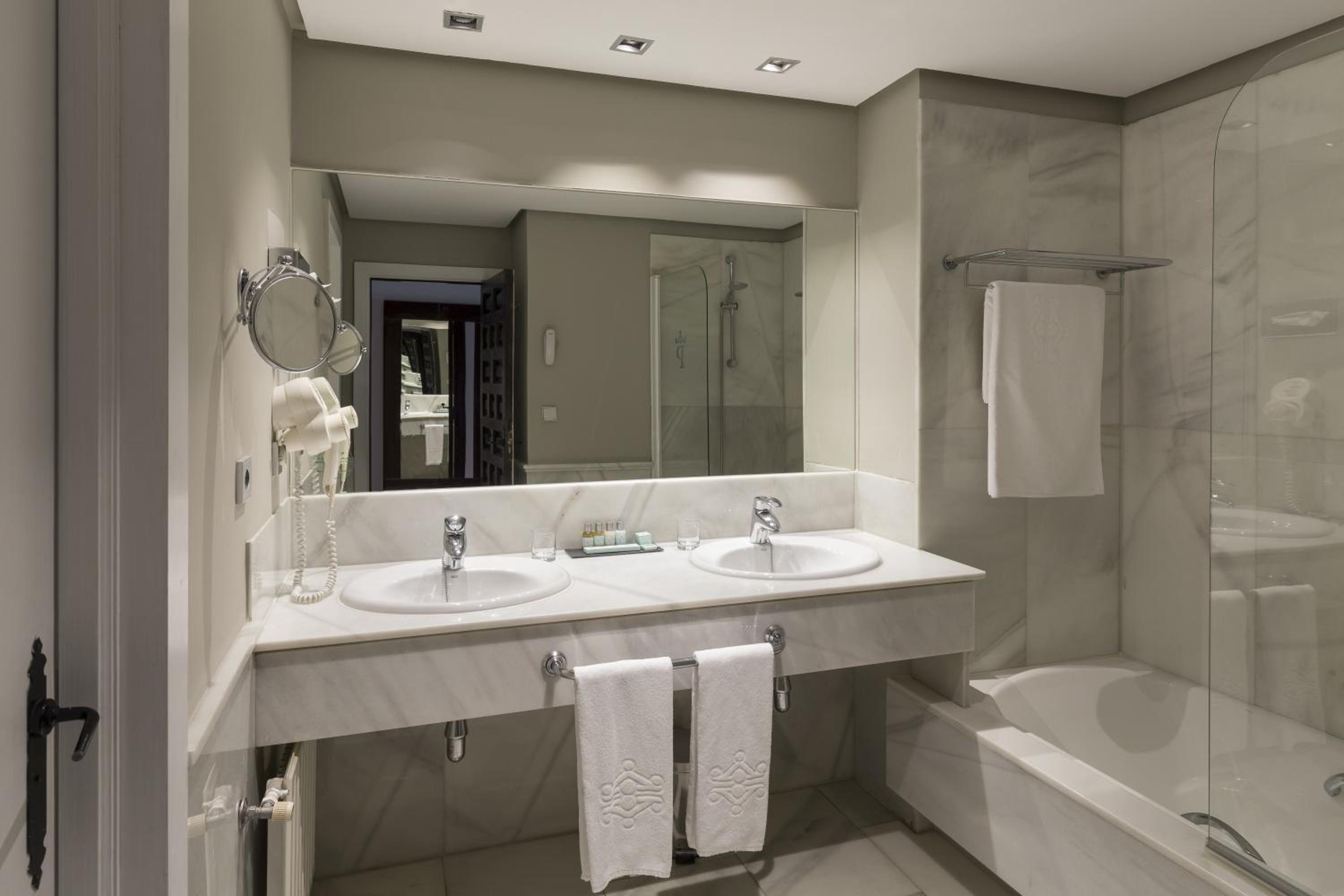 Standard Double Room (2 Adults + 1Child) - Photo 2