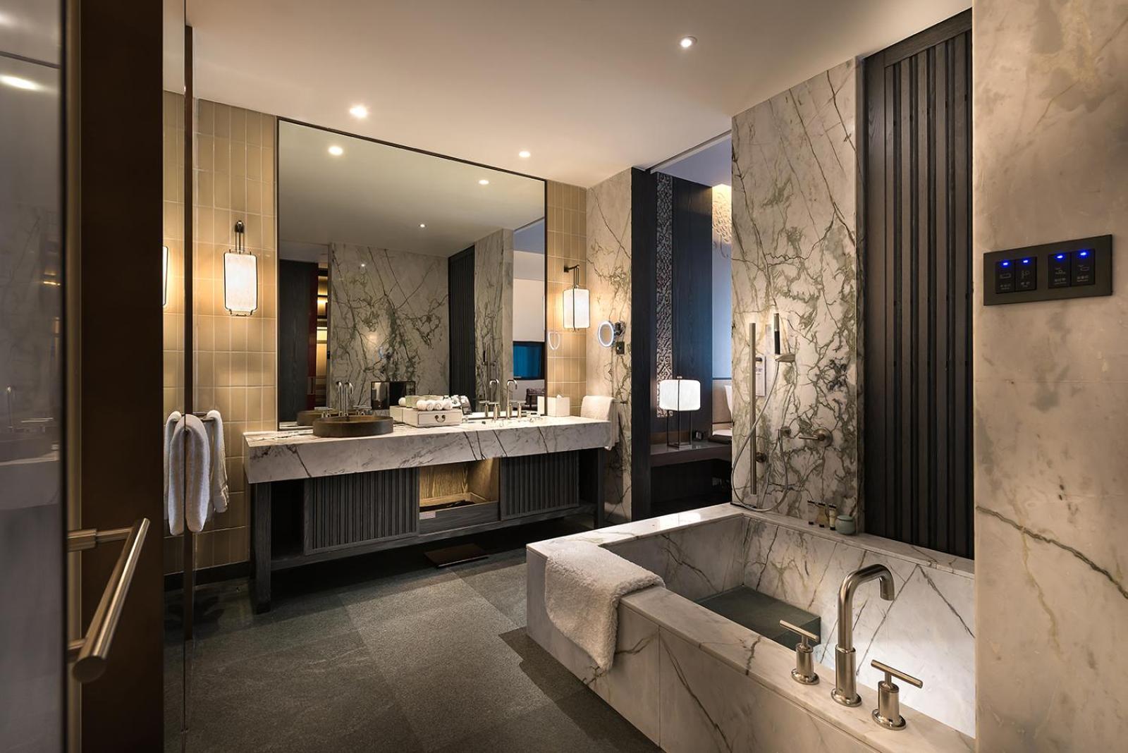 Deluxe Executive King Room with Lounge Access and Lake View or Garden View photo 3