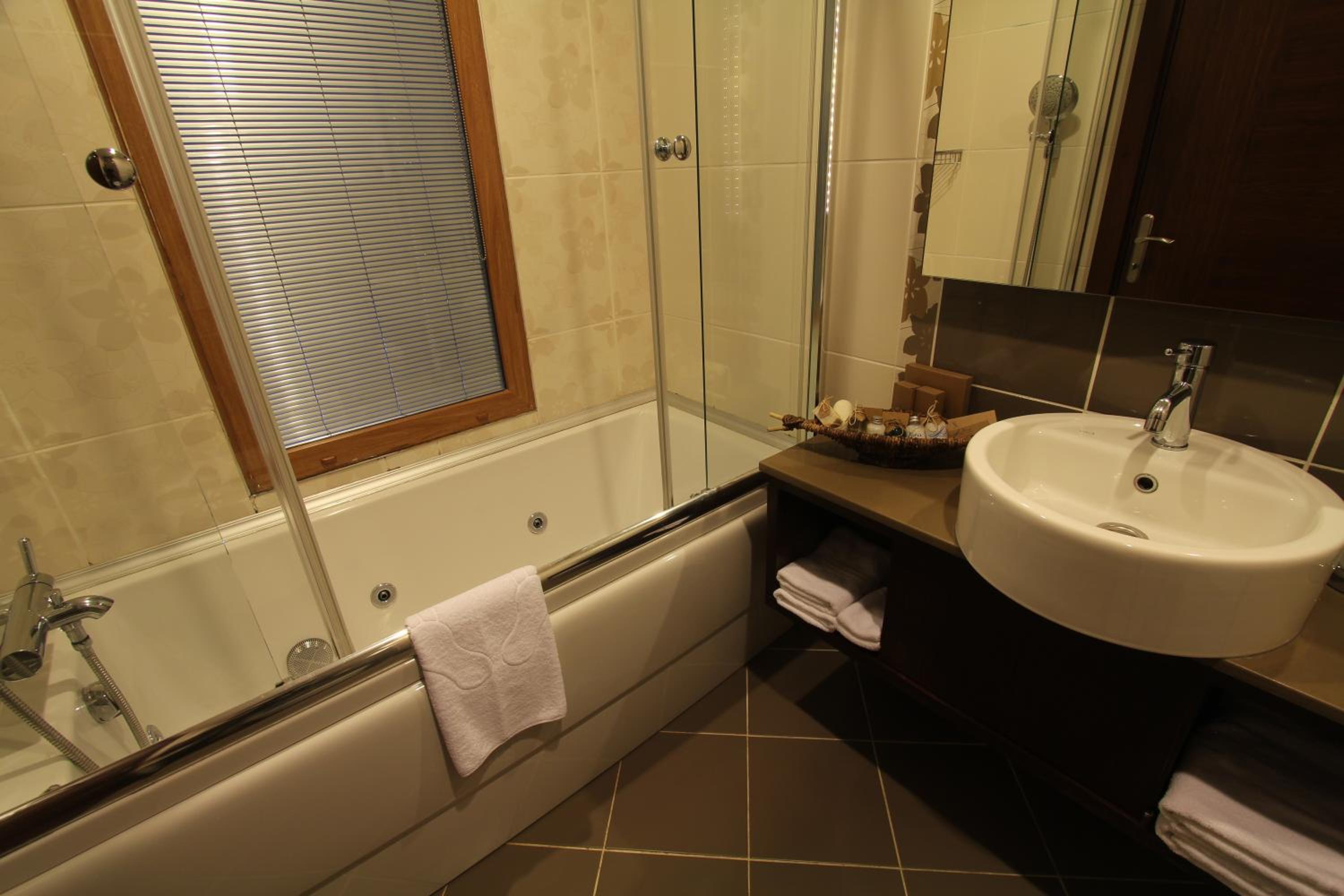 Suite Room - Photo 8