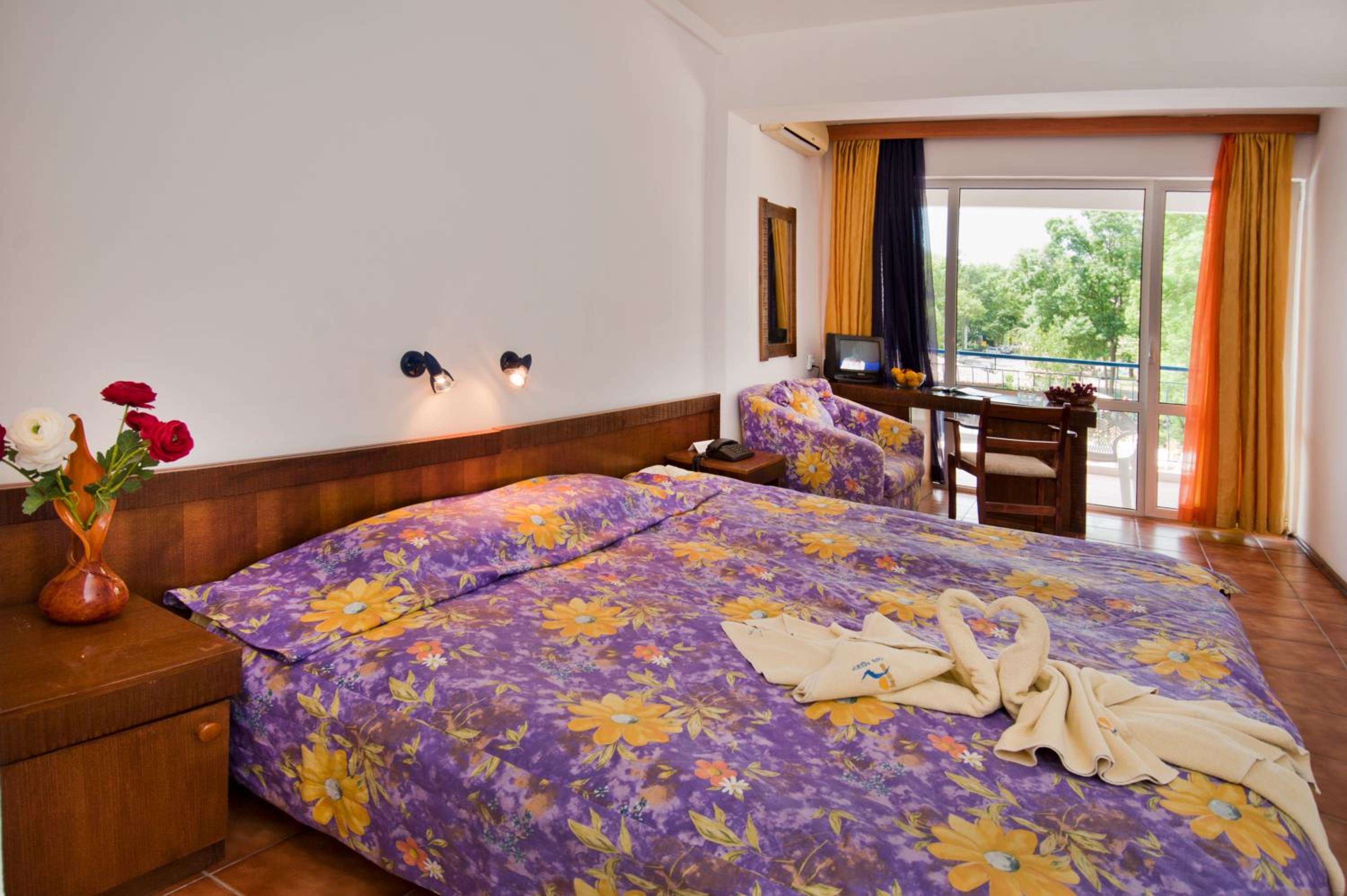 Double or Twin Room with Balcony - Photo 4