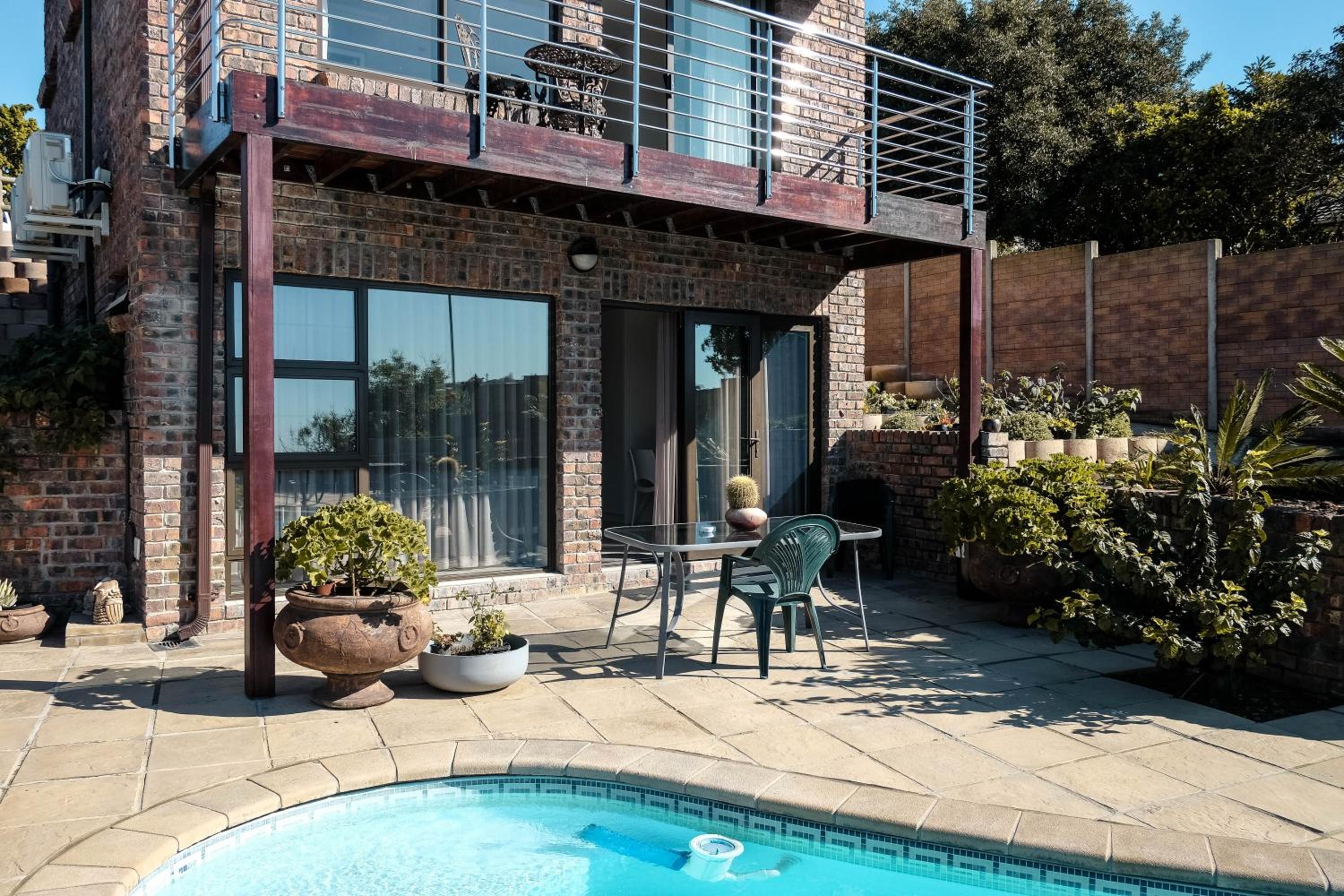 Queen Room with Pool View - Photo 5