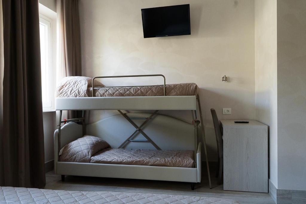 Quadruple Room with Private Bathroom - Photo 4