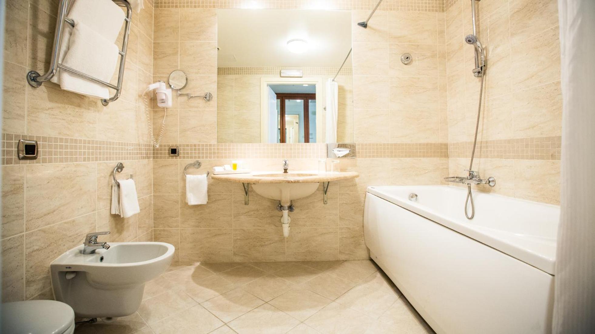 Deluxe Double or Twin Room - Photo 9