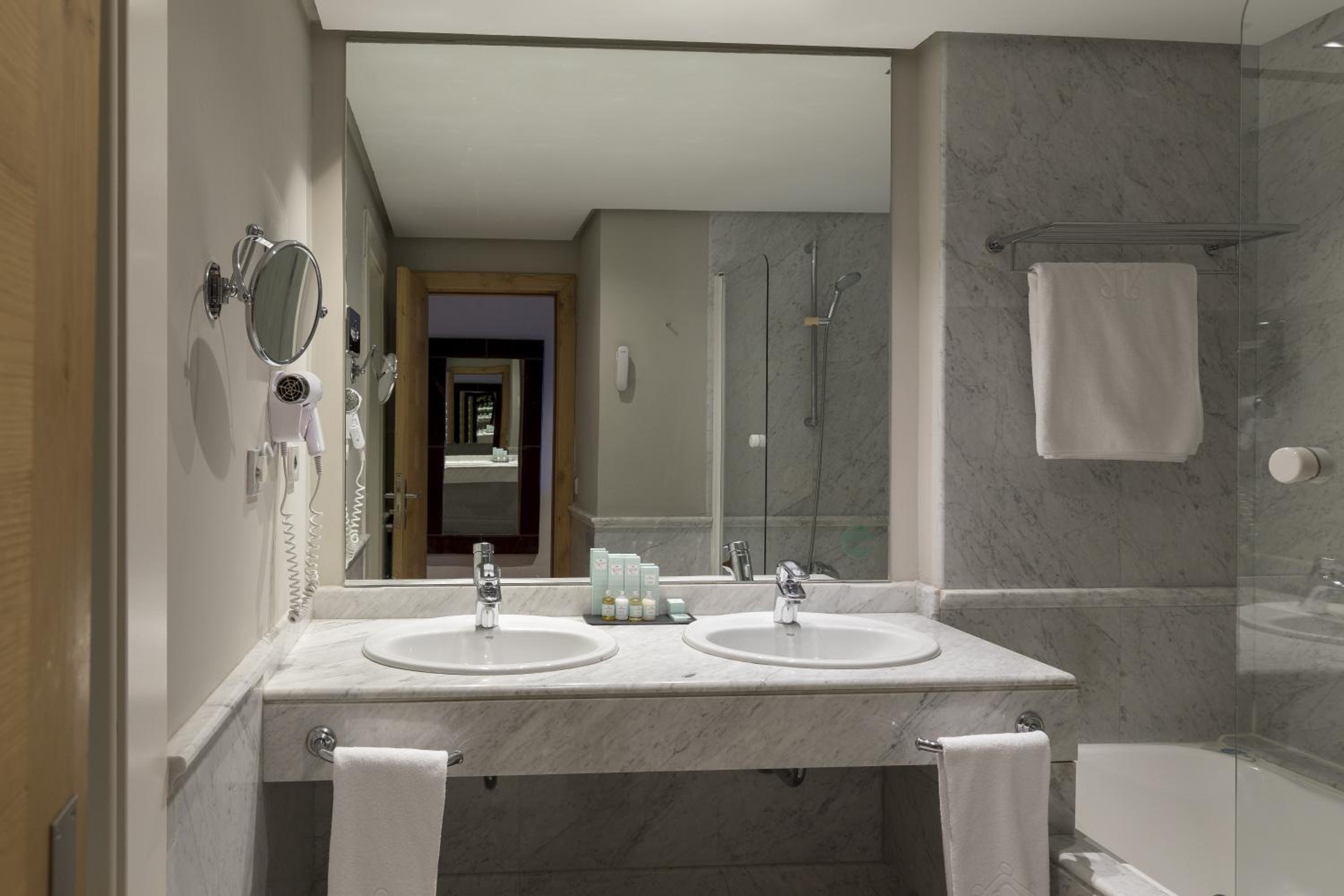 Standard Double Room (2 Adults + 1Child) - Photo 4