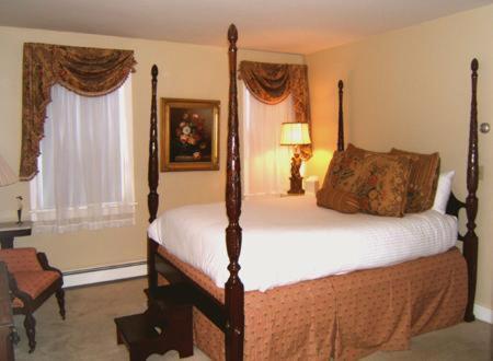 Deluxe Queen Room with Fireplace