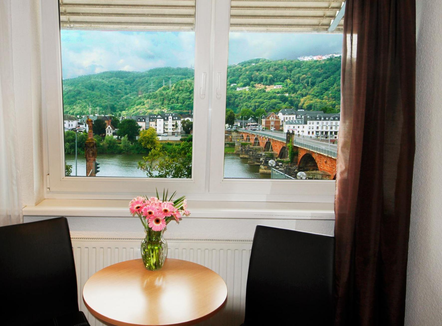 King Room with Lake View - Photo 2