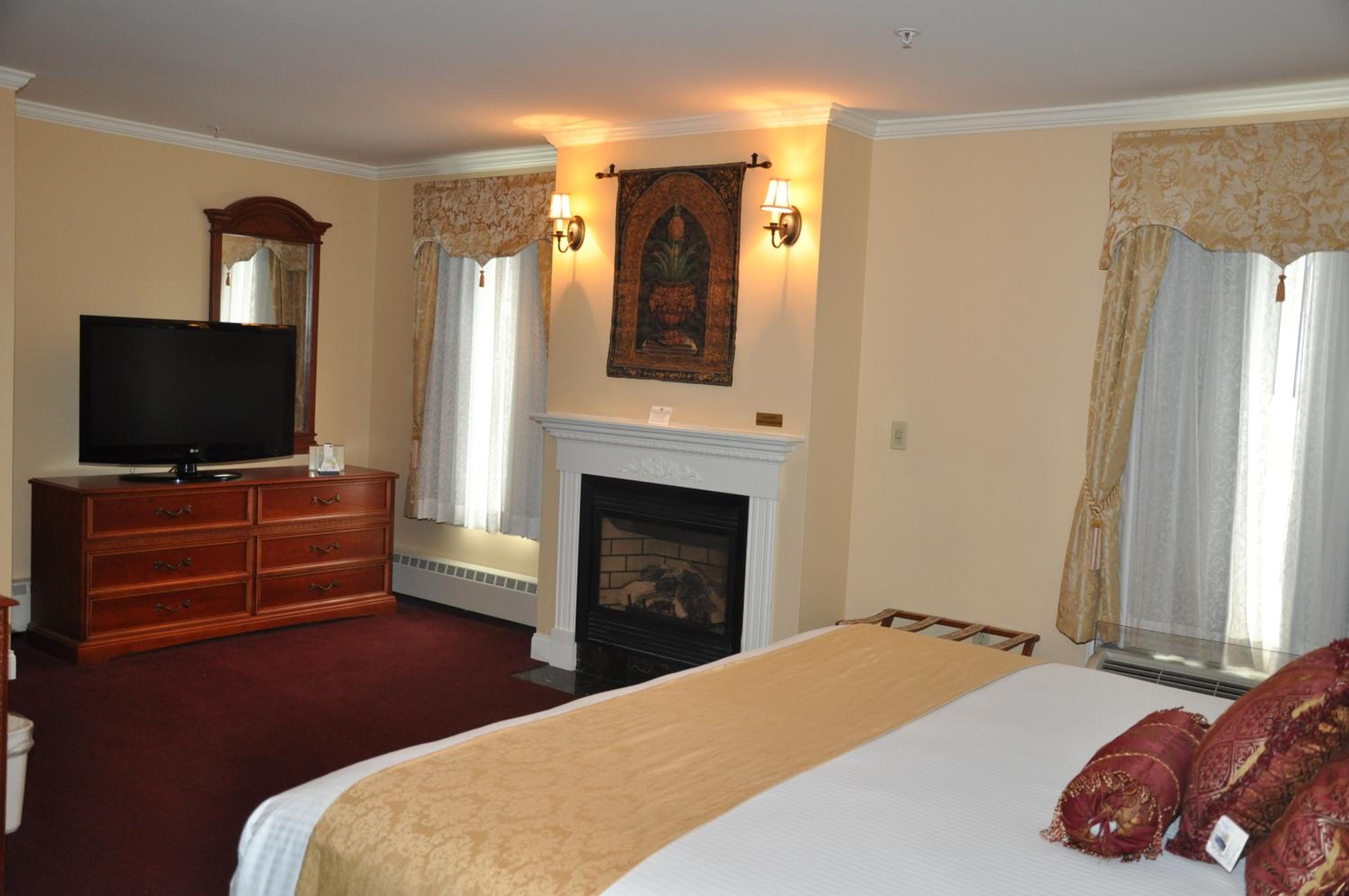 Executive King Suite with Fireplace - Non-Smoking - Photo 12