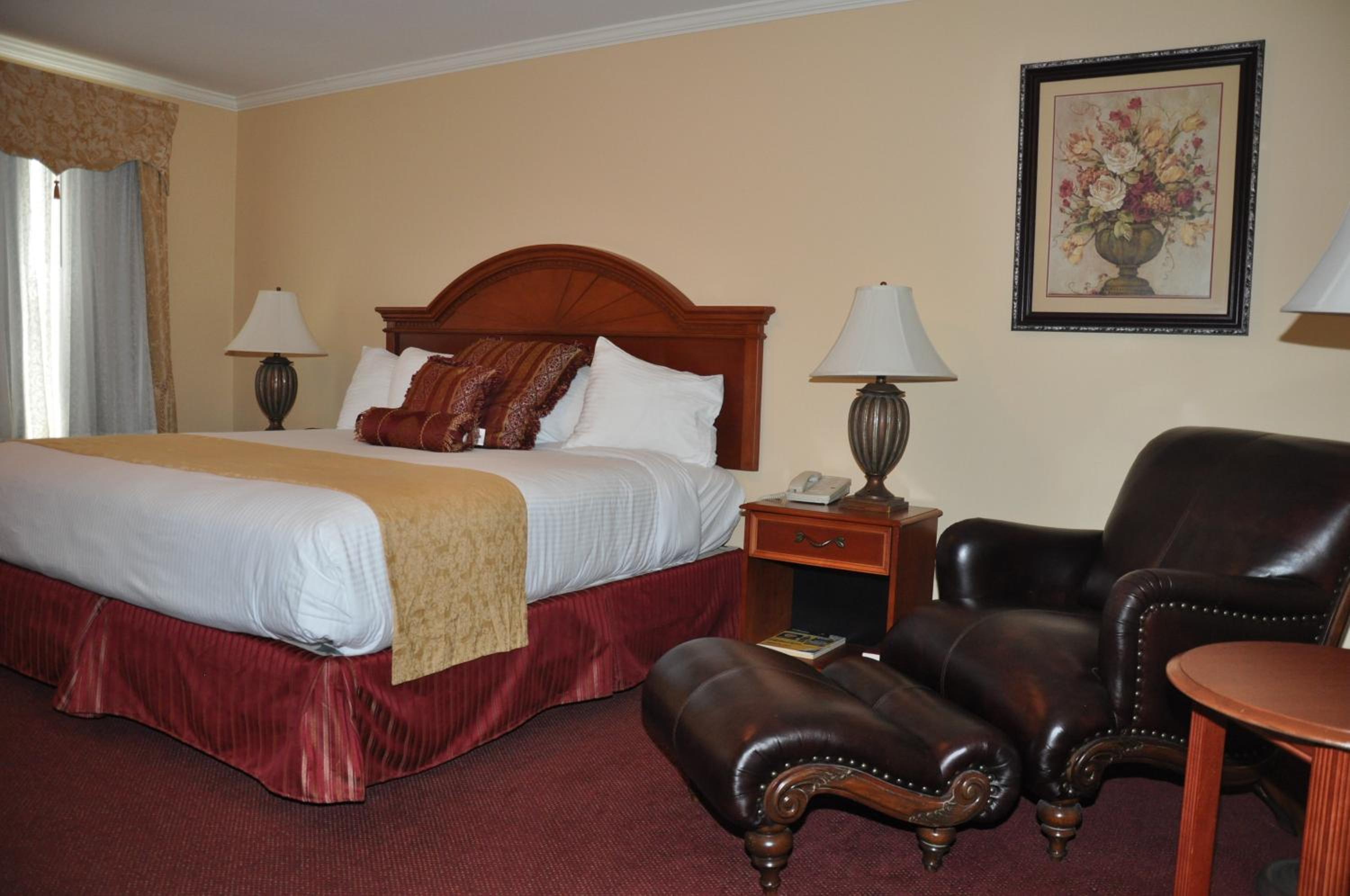 Executive King Suite with Fireplace - Non-Smoking - Photo 13