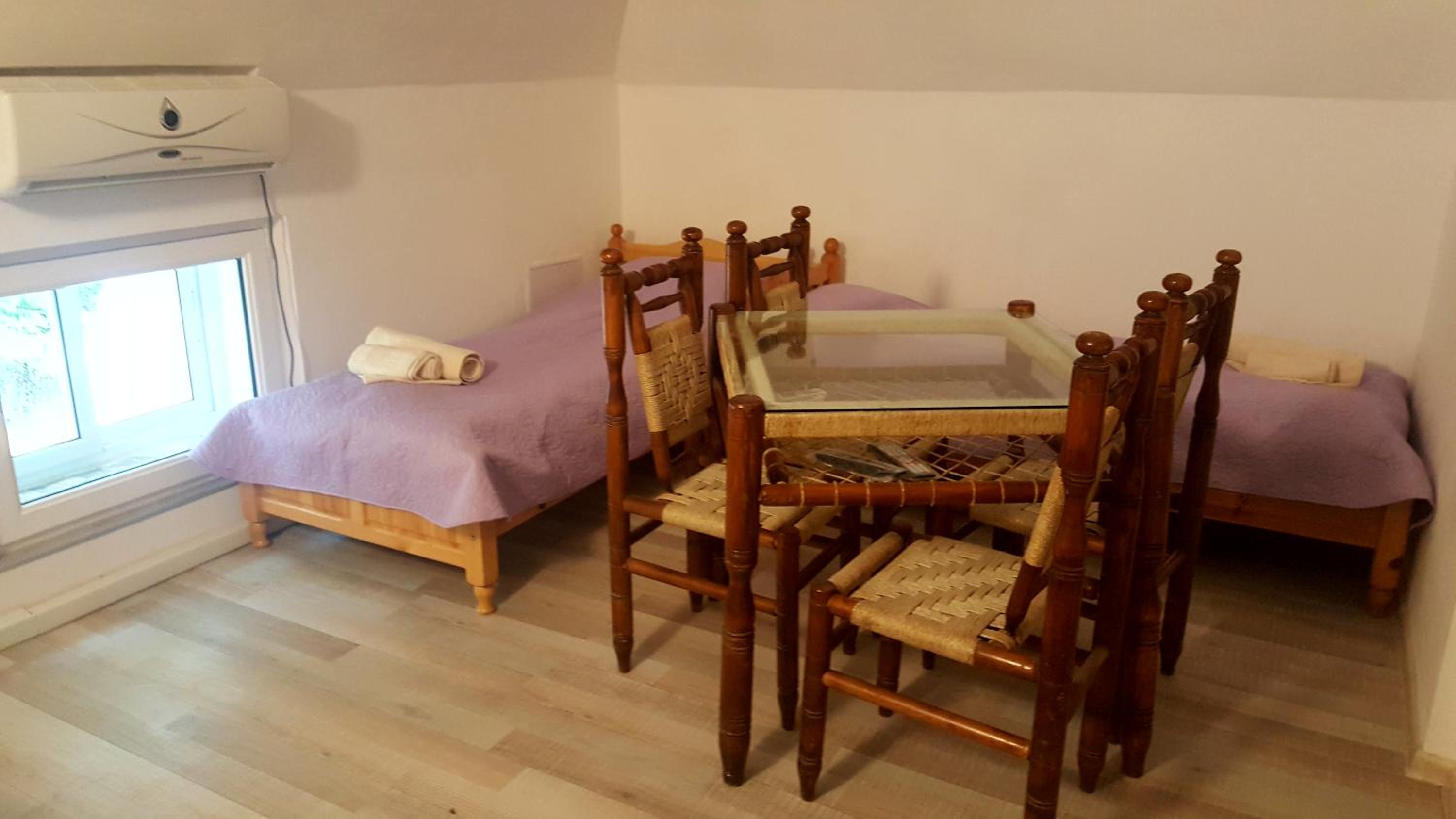 Economy Quadruple Room - Photo 6