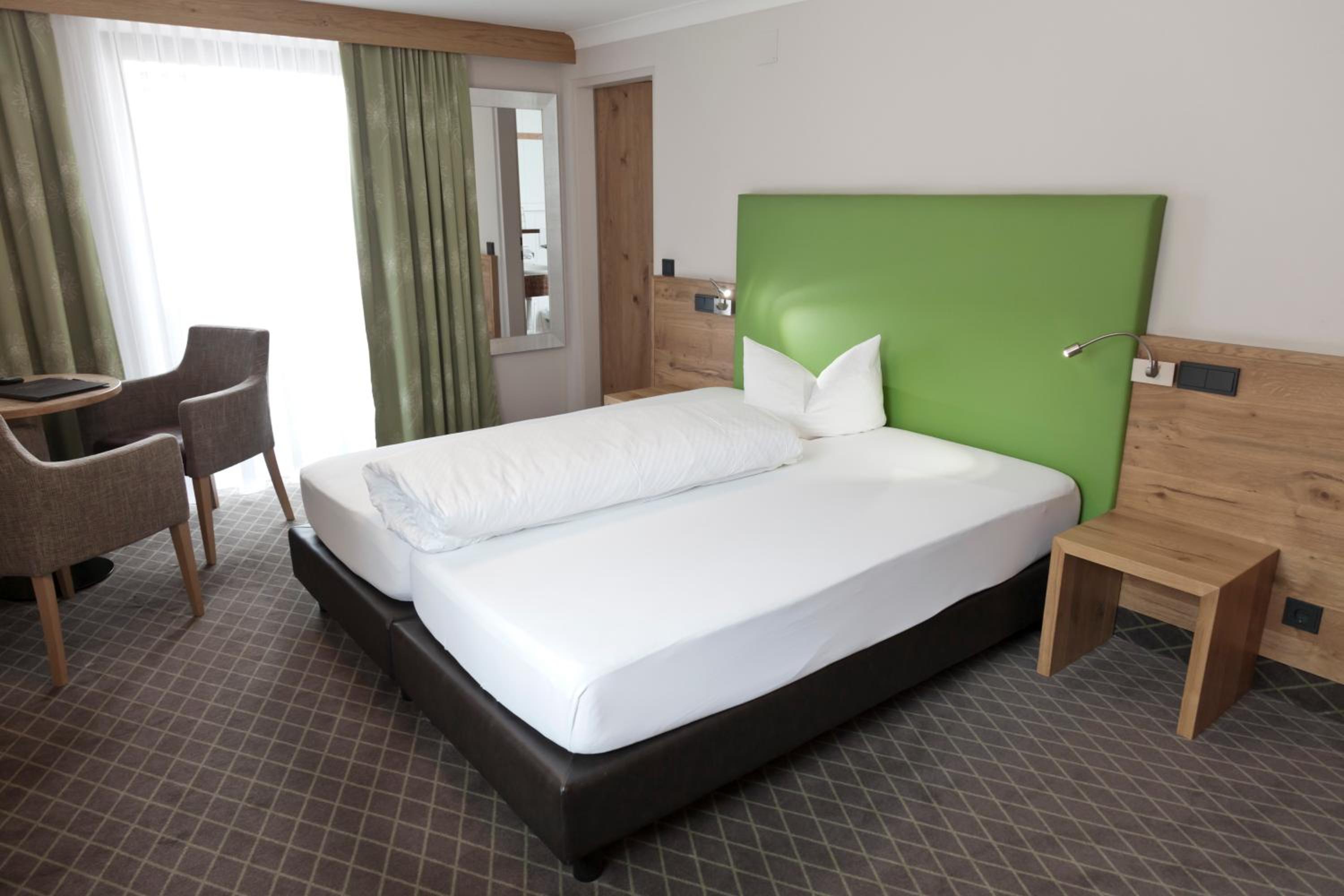 Double Room with Balcony - Photo 8