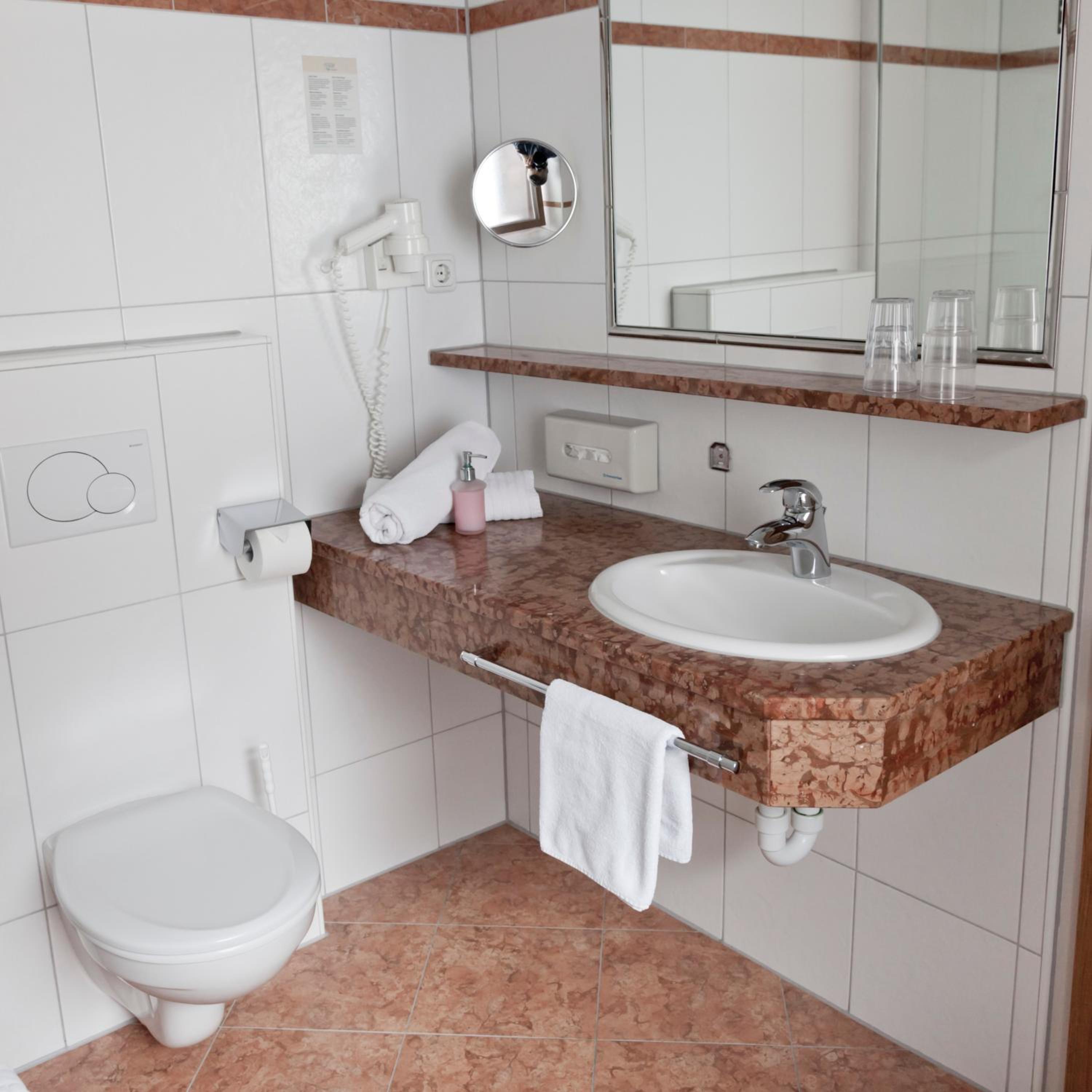 Double Room with Balcony - Photo 9