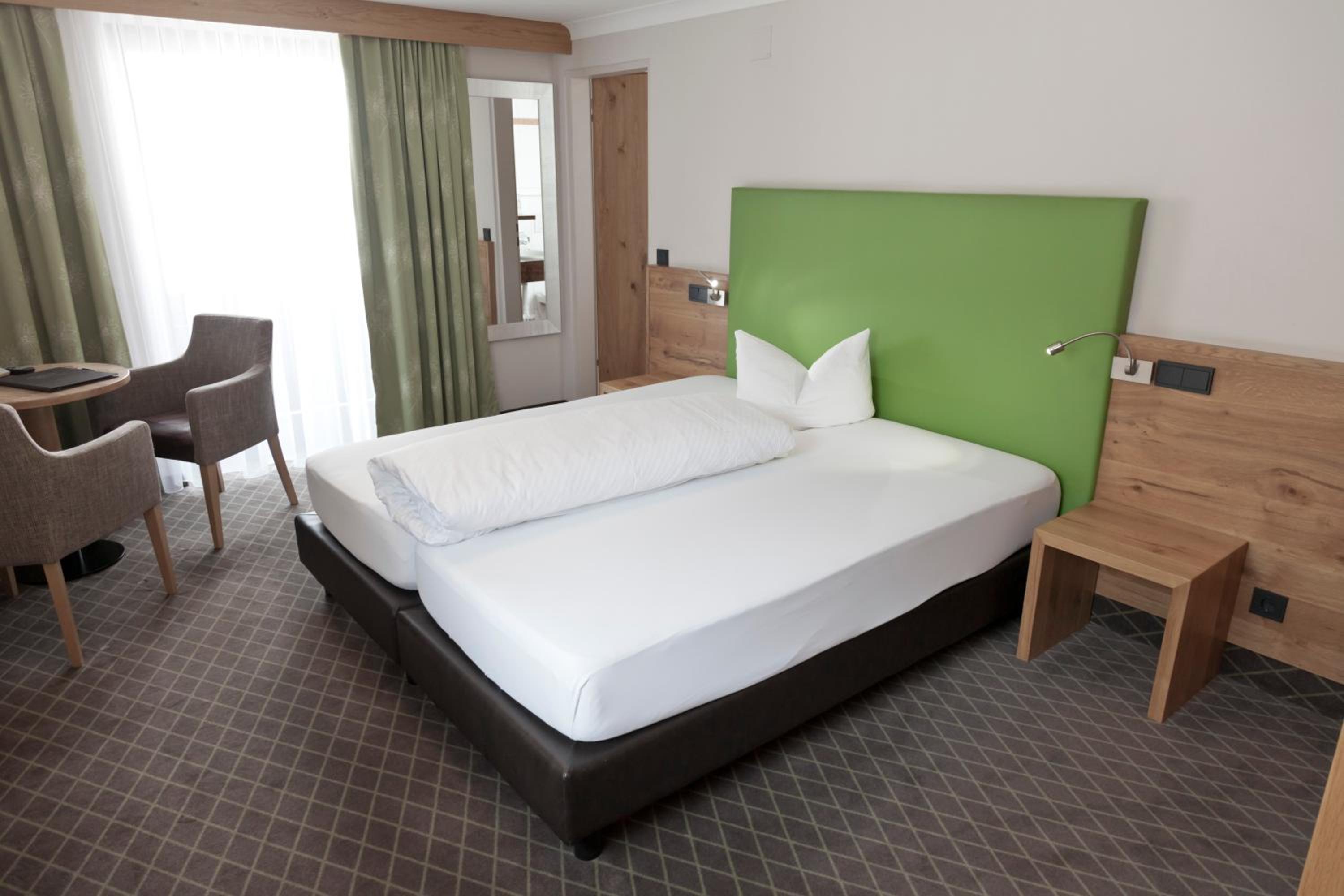 Double Room with Balcony - Photo 10