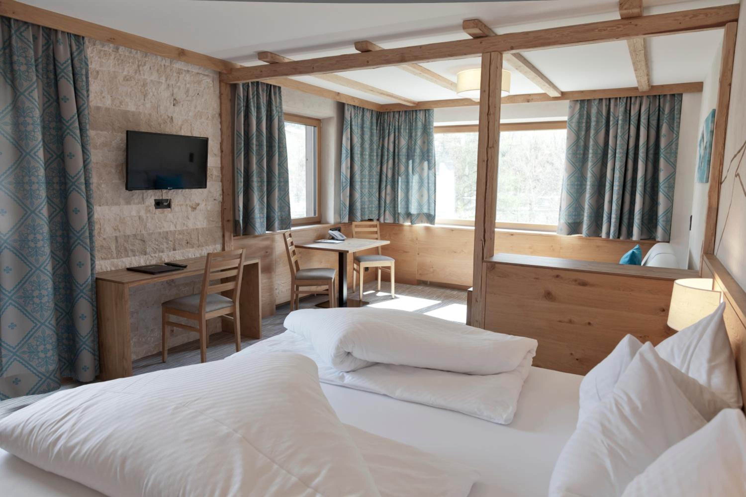 Deluxe Double Room with Balcony - Photo 3