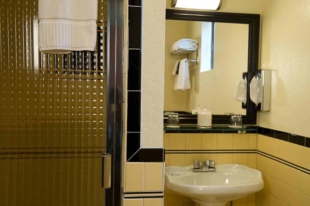 Queen Room thumbnail 5