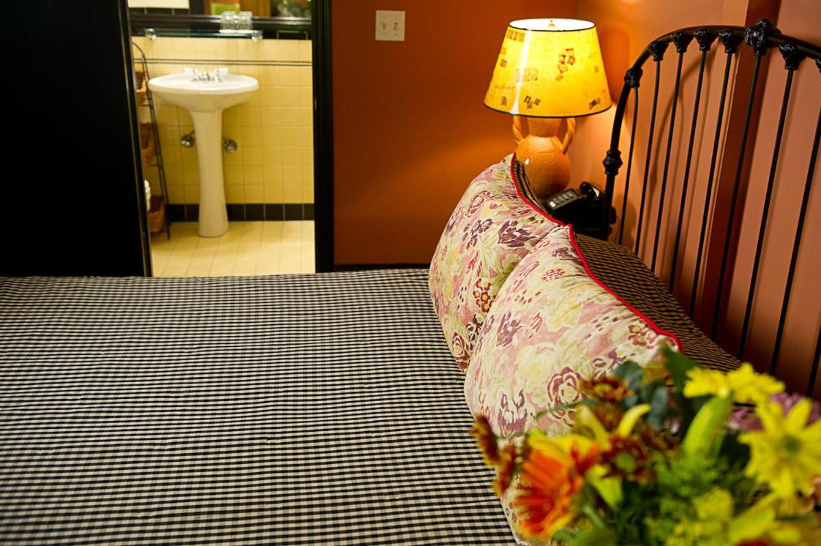 Queen Room thumbnail 6