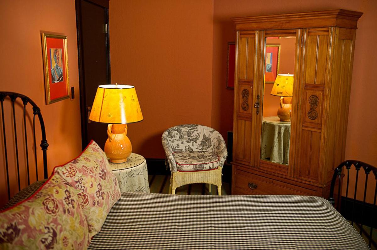 Queen Room thumbnail 5