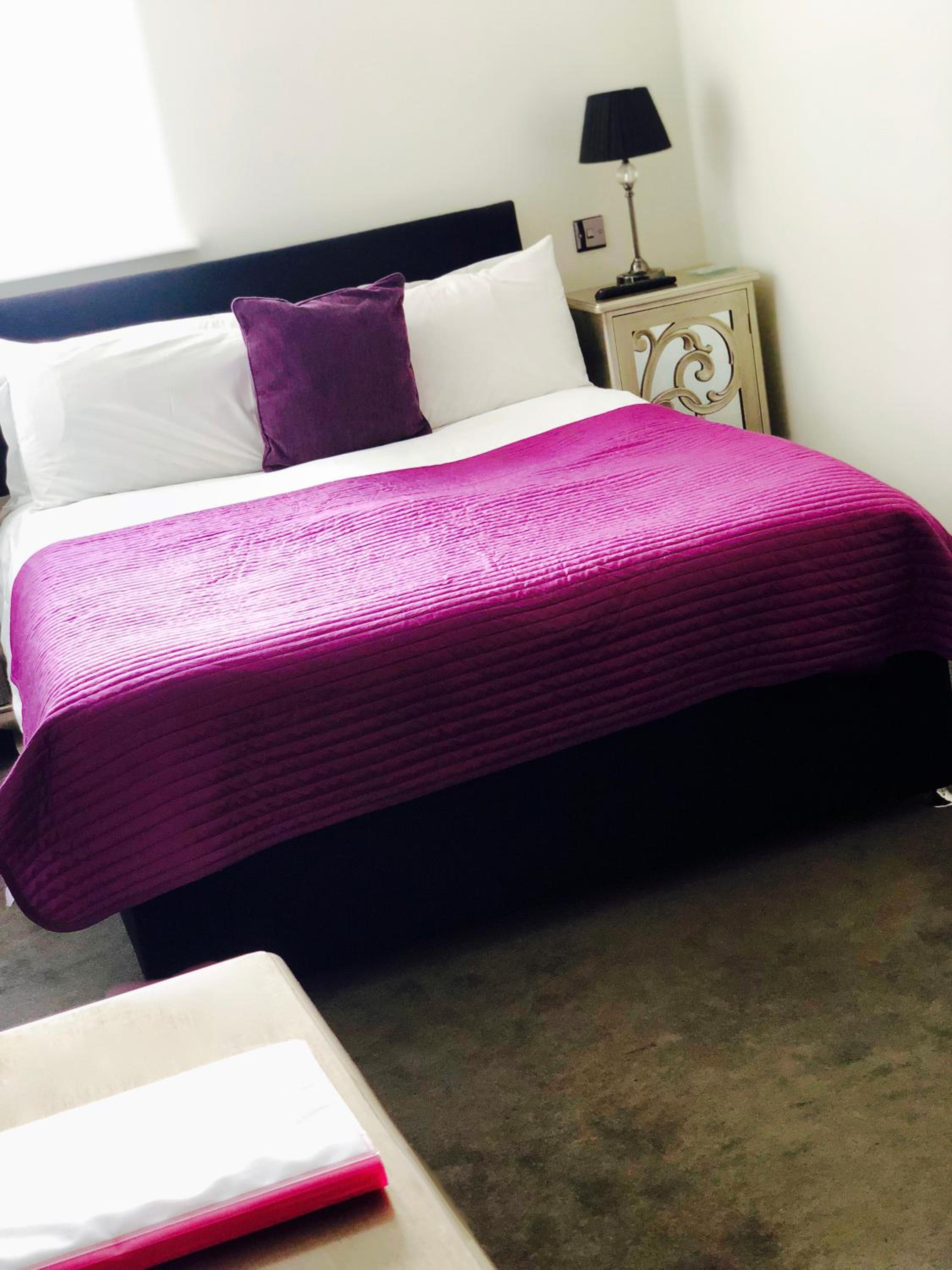 Compact King Room photo 3