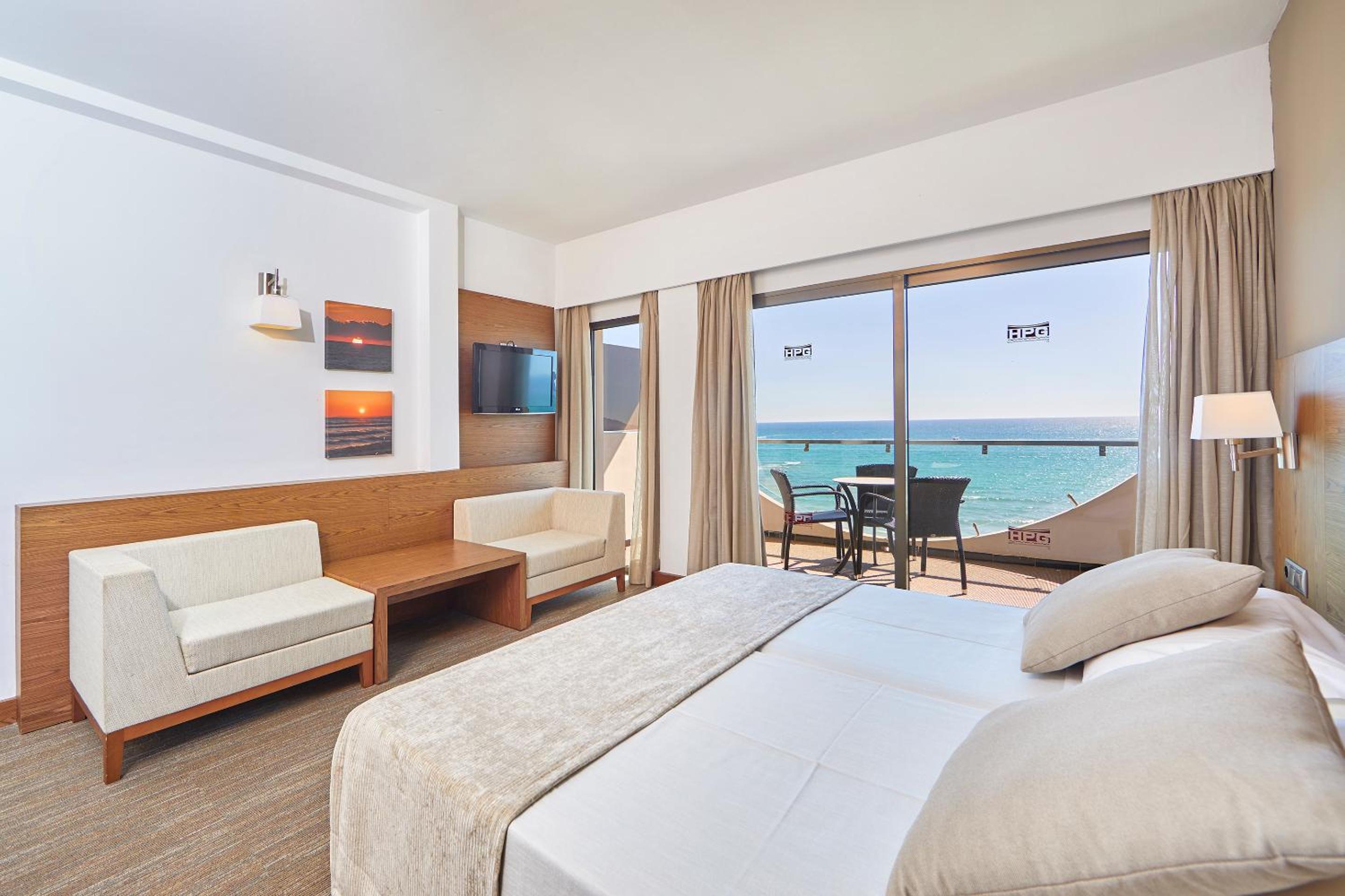 Habitación Doble Superior con Balcón y Vista al Mar.