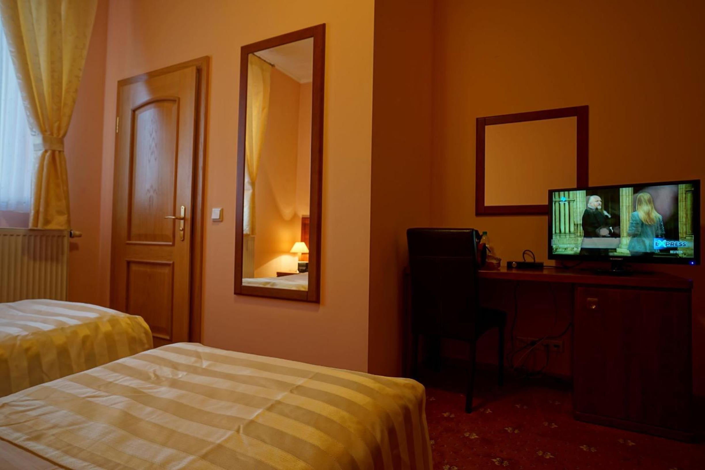 Twin Room - Photo 10