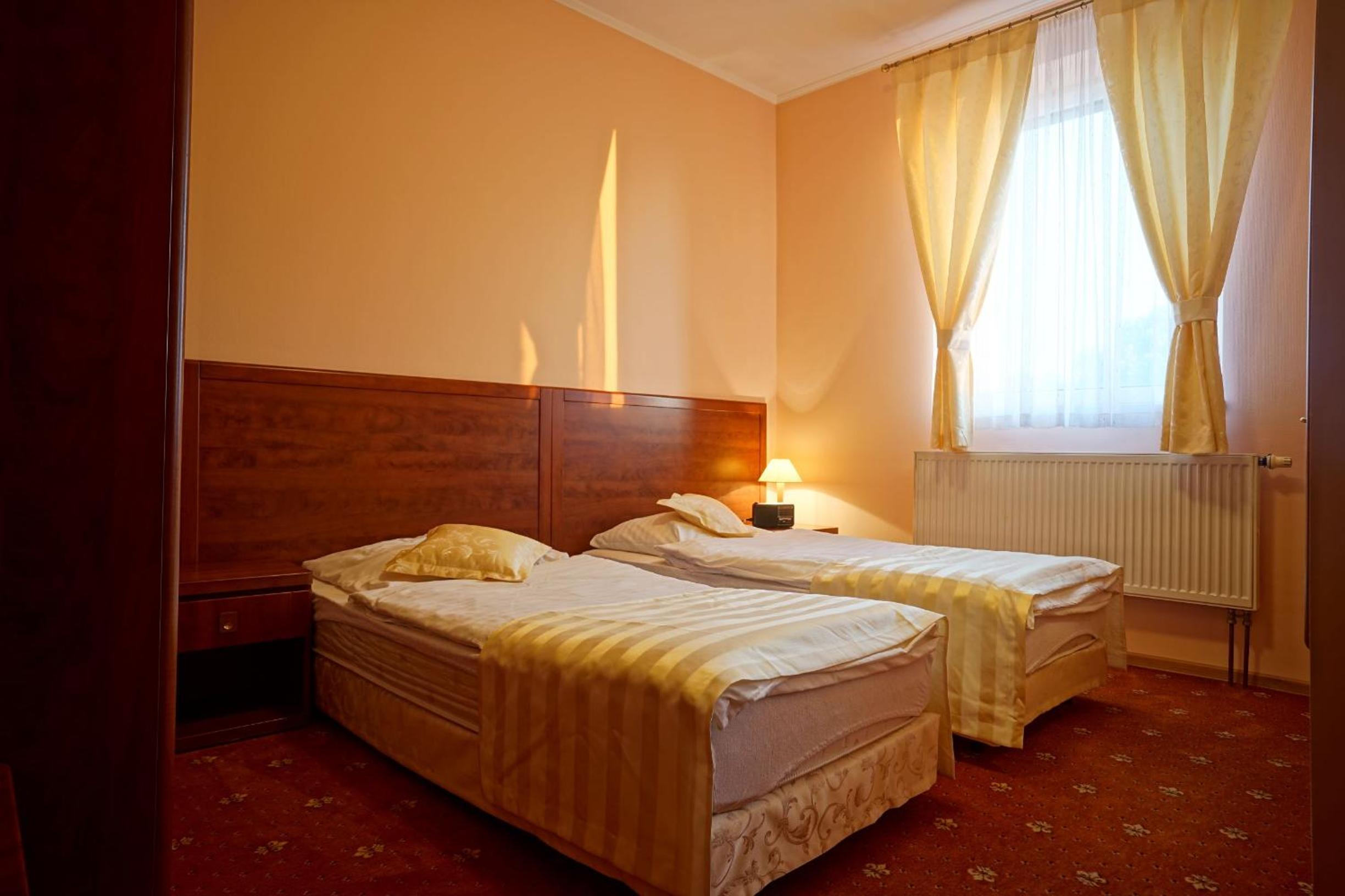 Twin Room - Photo 3