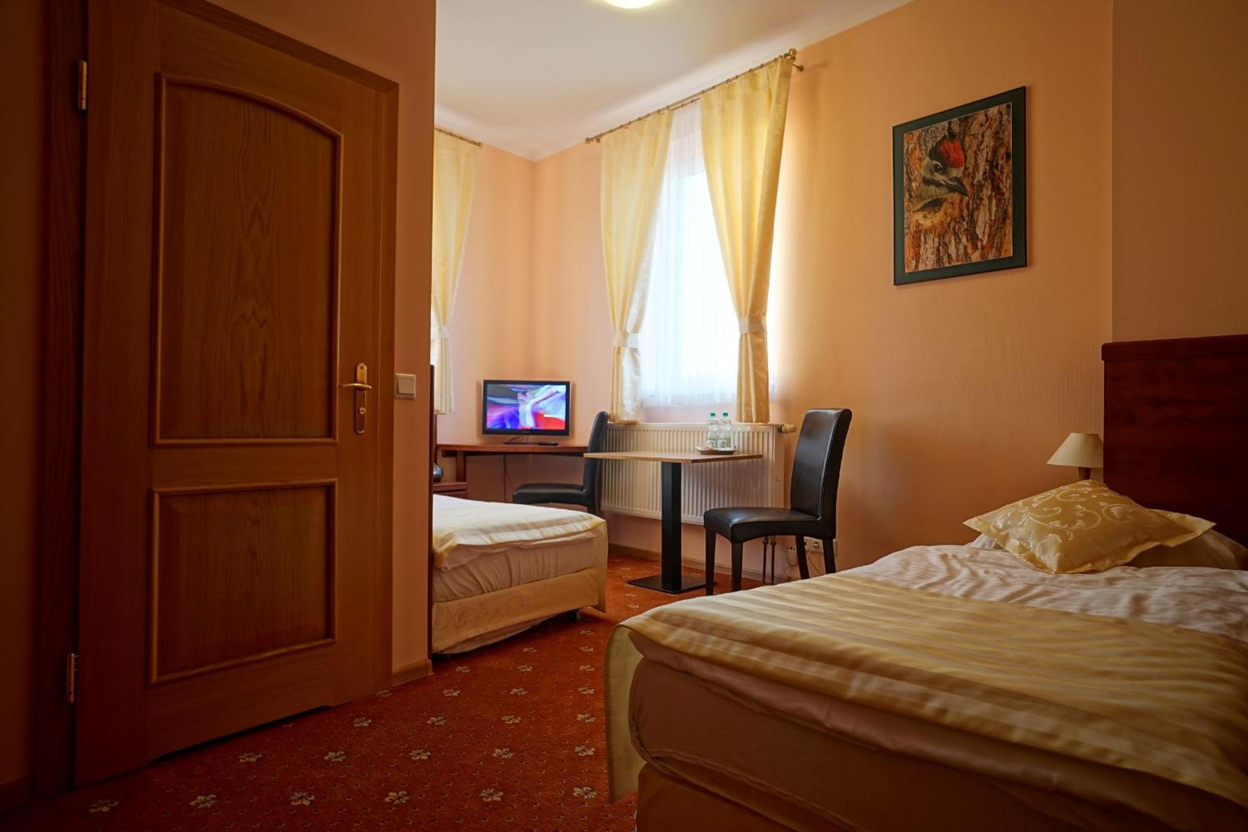 Twin Room - Photo 5