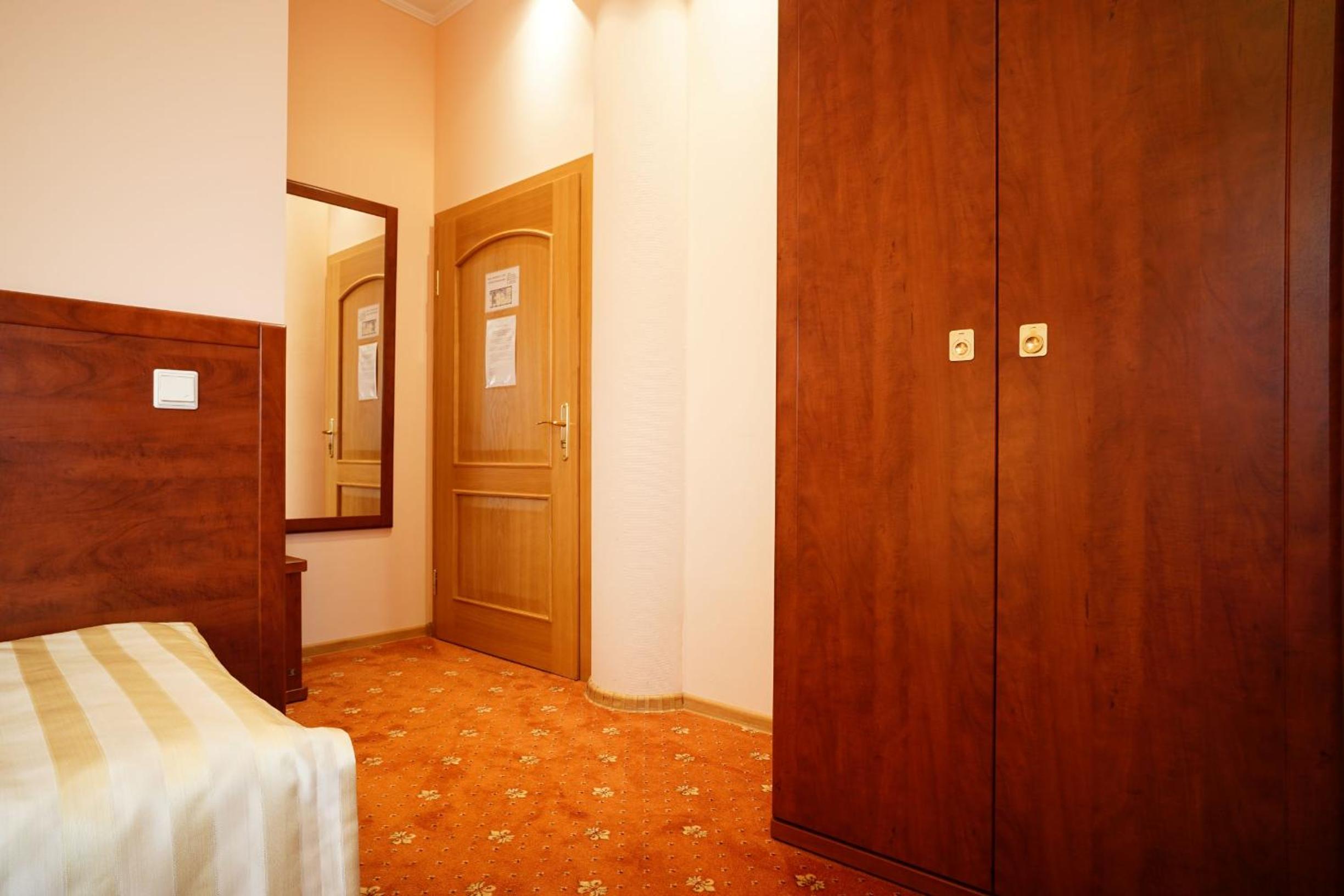 Twin Room - Photo 15