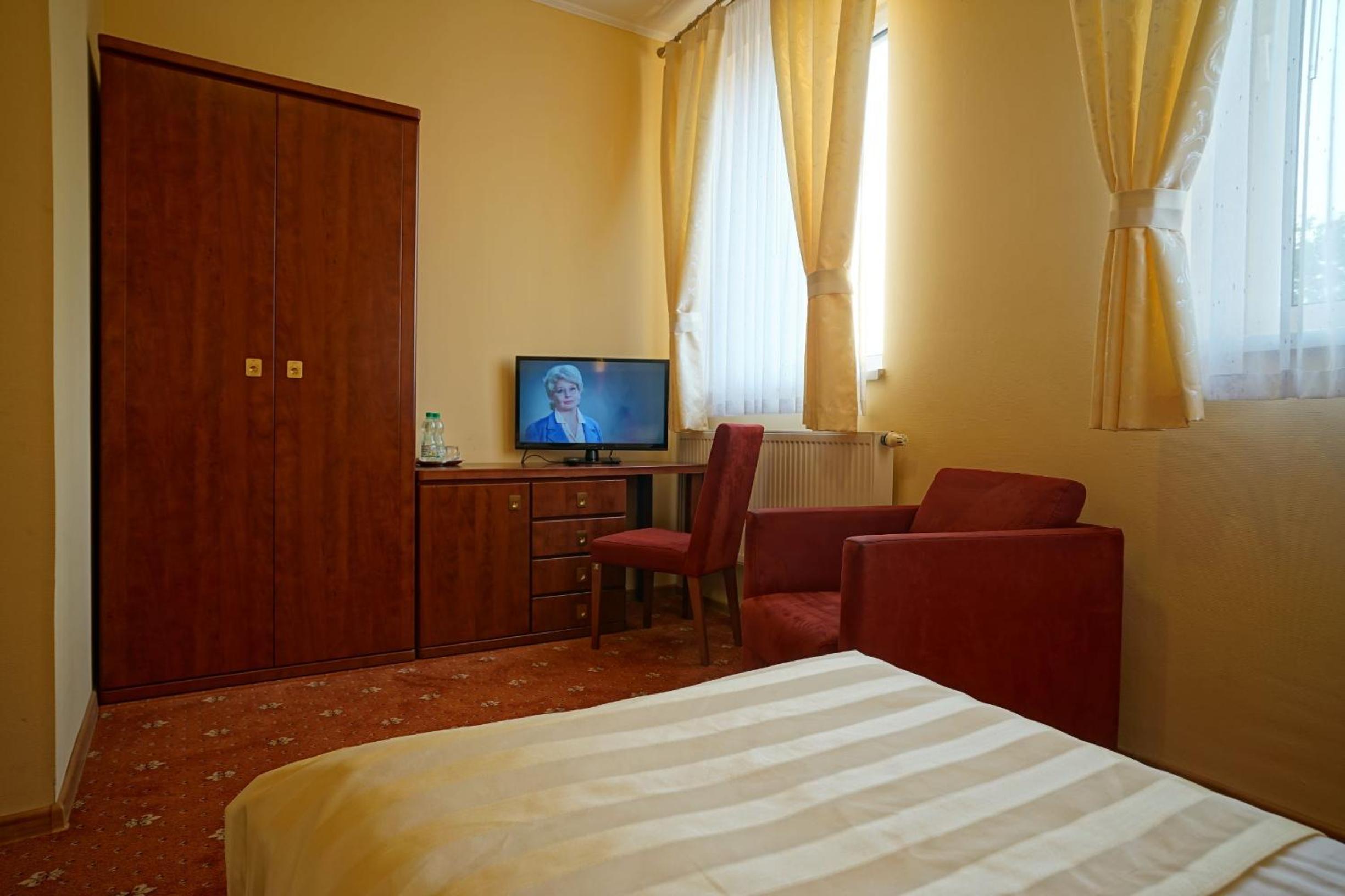 Twin Room - Photo 11