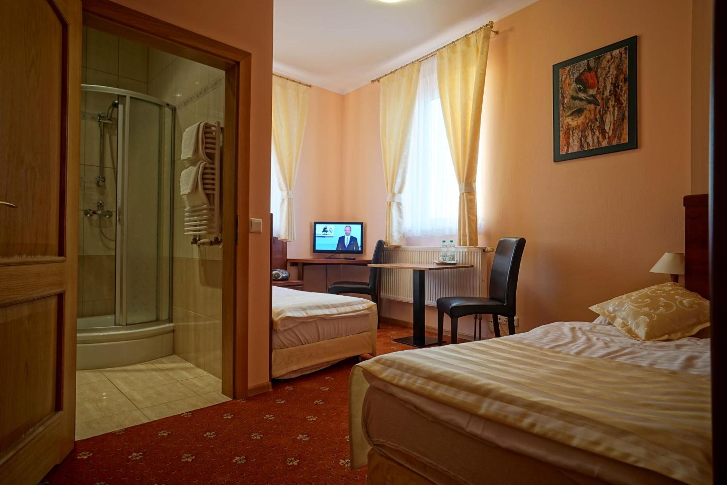 Twin Room - Photo 12