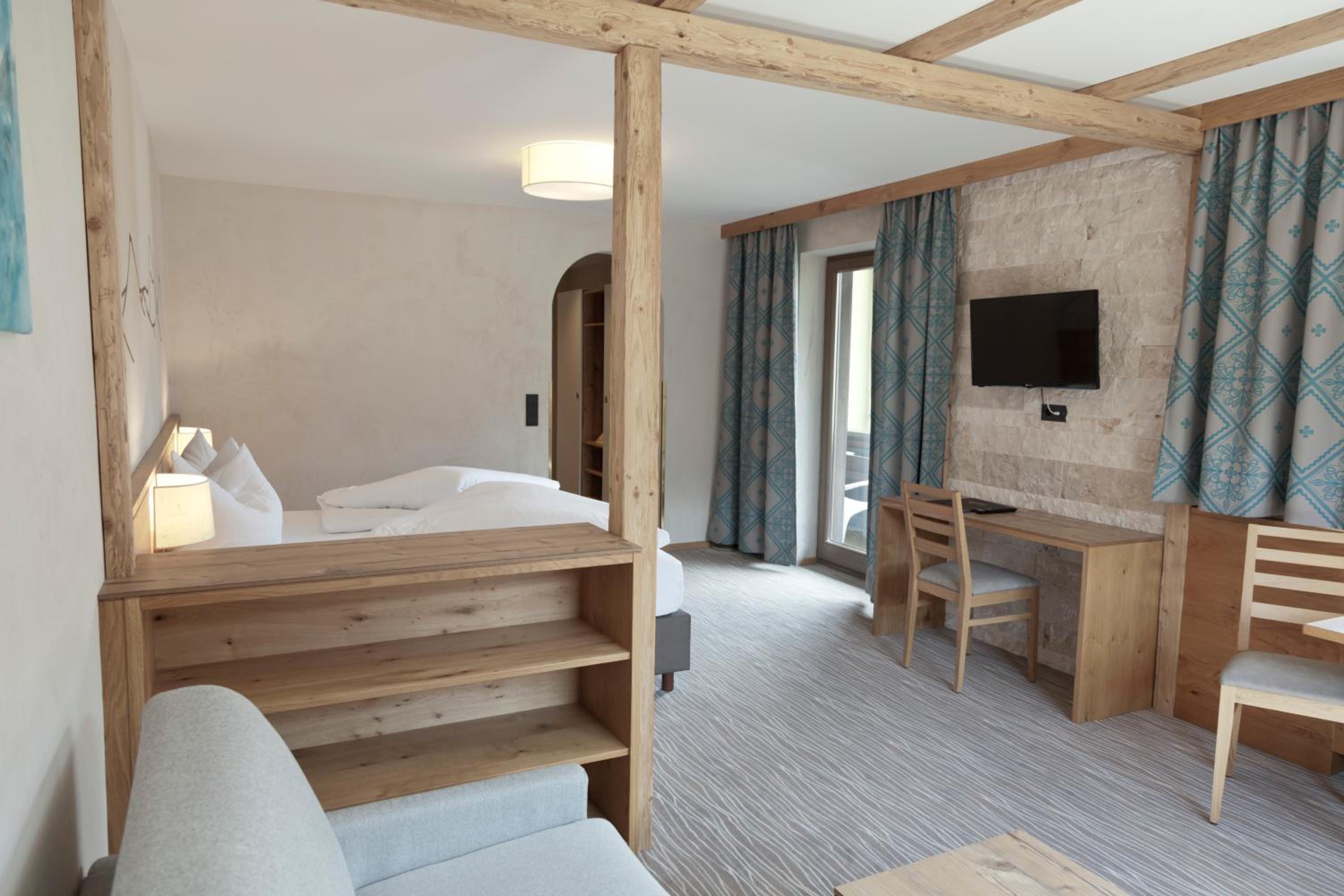 Deluxe Double Room with Balcony - Photo 6