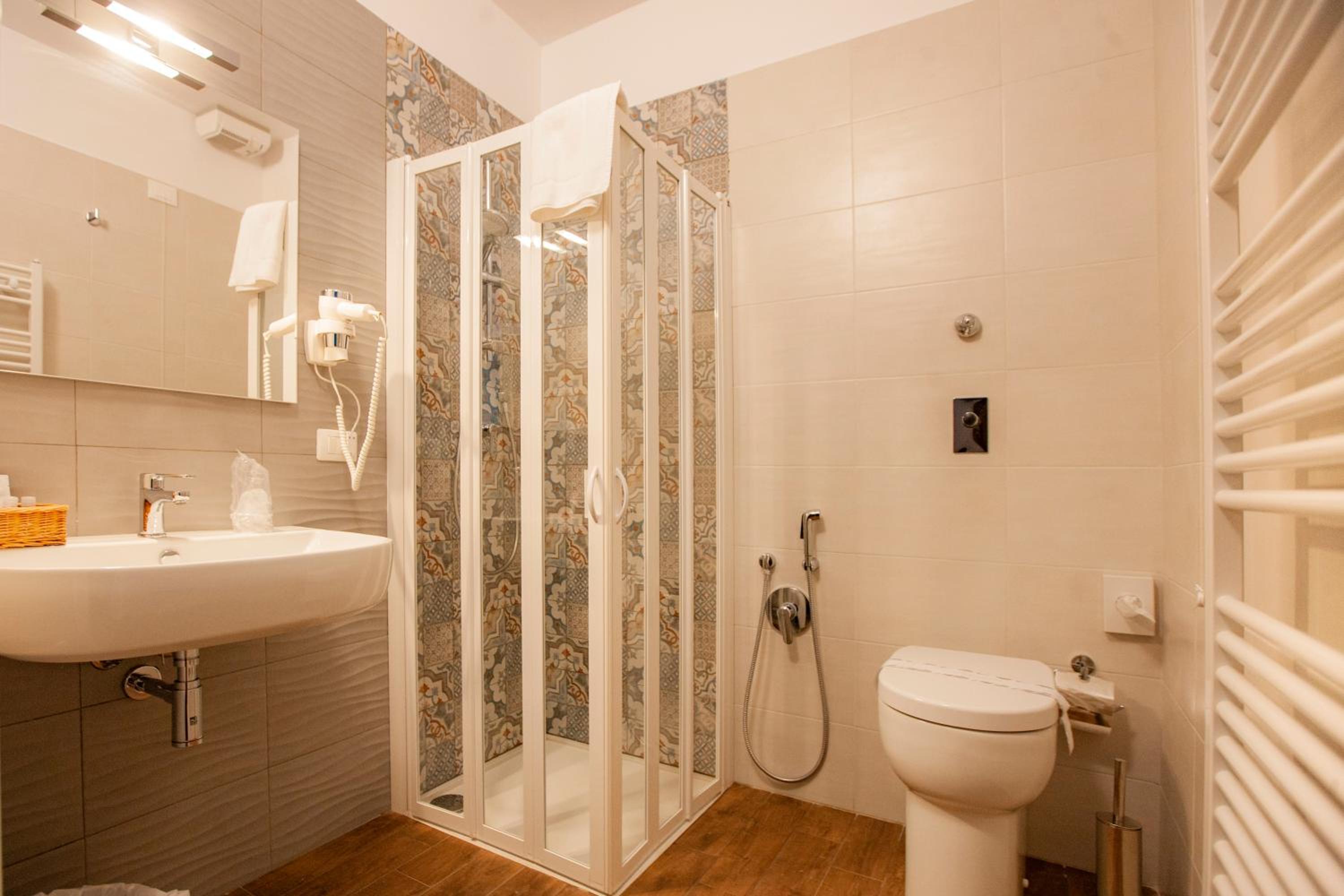 Standard Double Room - Photo 3