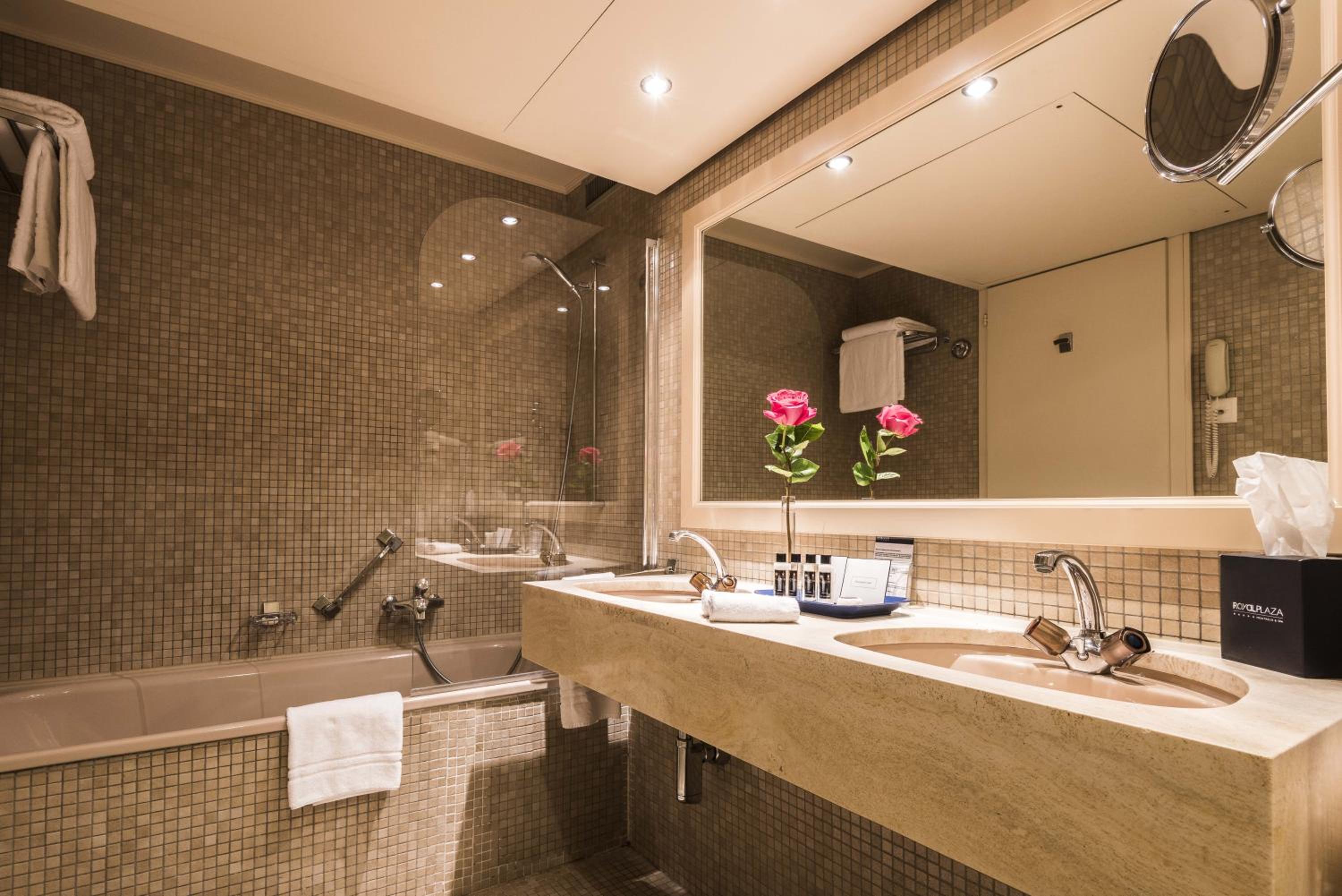 Junior Suite with Balcony and Lake View - Photo 2