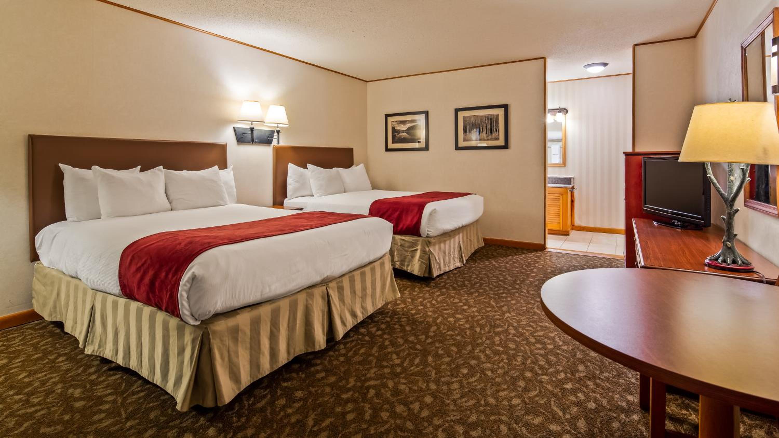 Queen Suite with Two Queen Beds, Sofa Bed, Balcony and Lake View - Interior Room/Second Floor/Non-Smoking photo 3