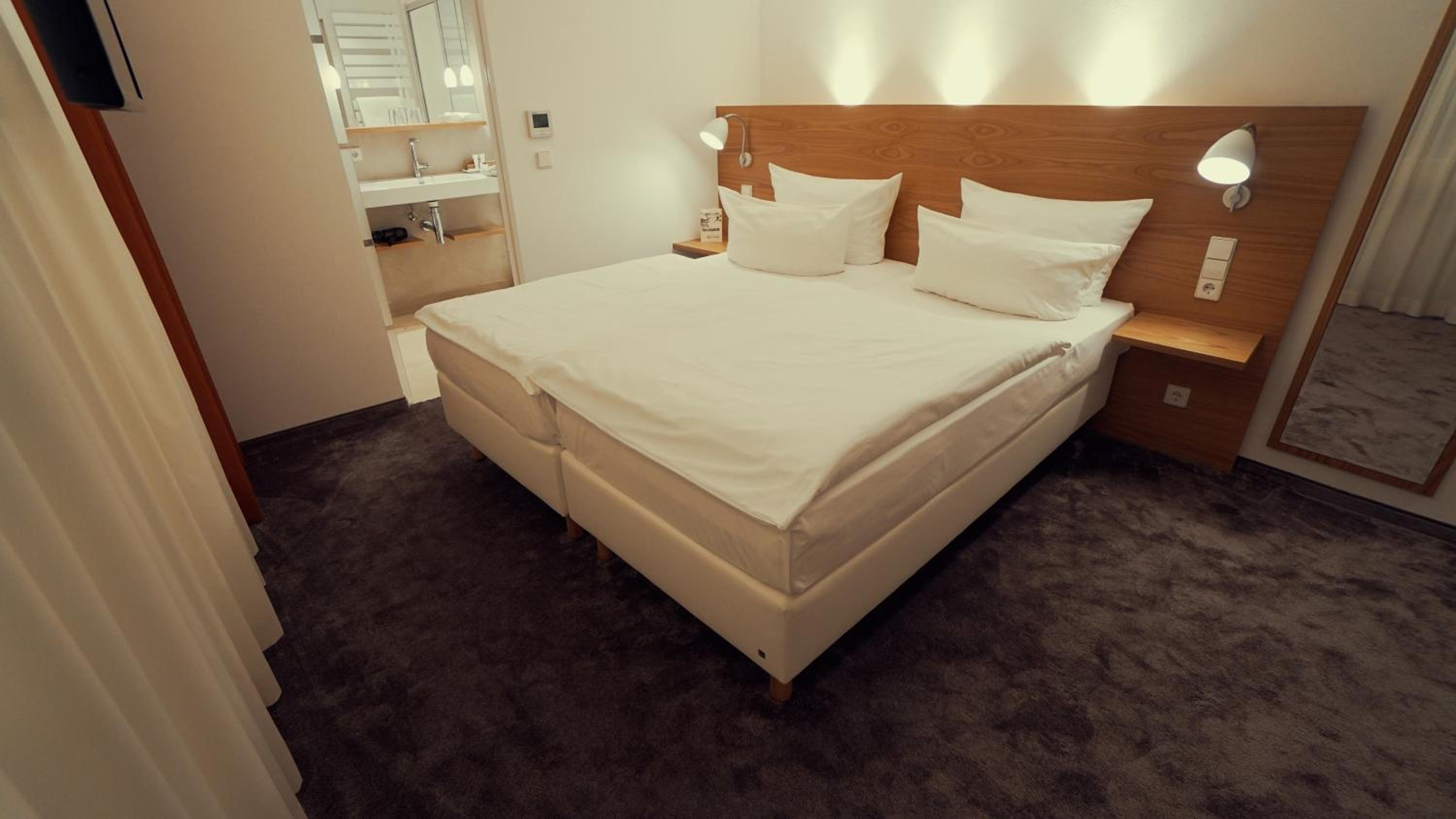 Deluxe Room - Photo 13