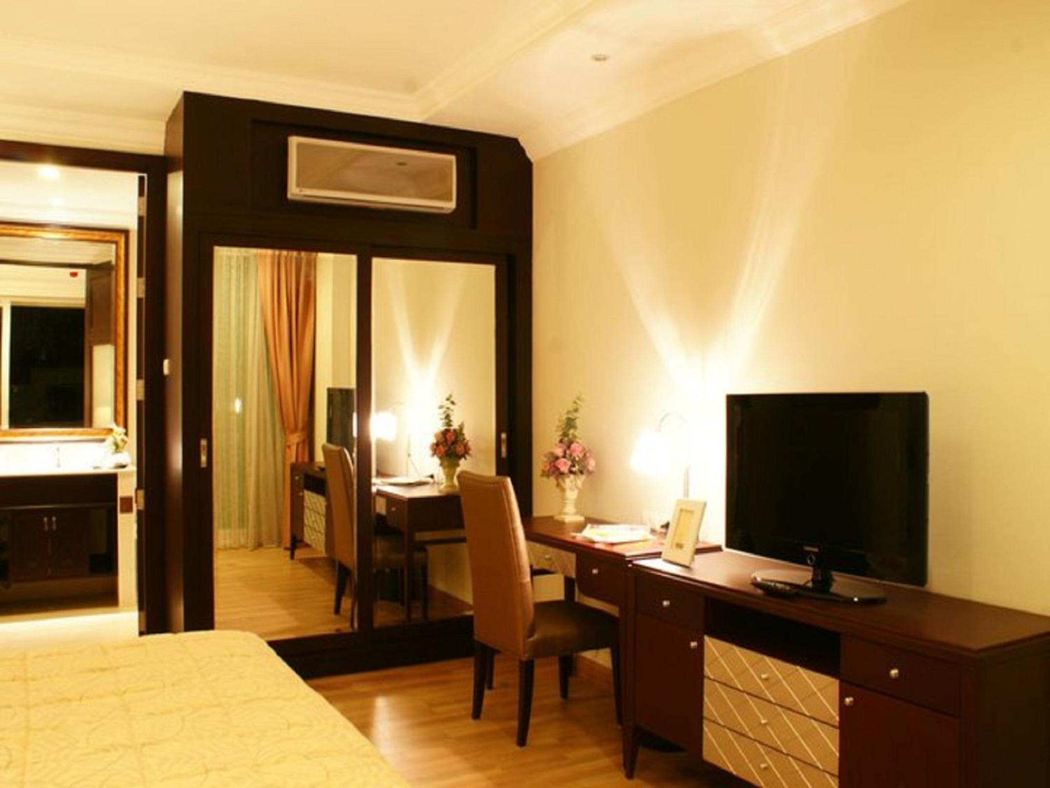 Two-Bedroom Suite - Photo 5