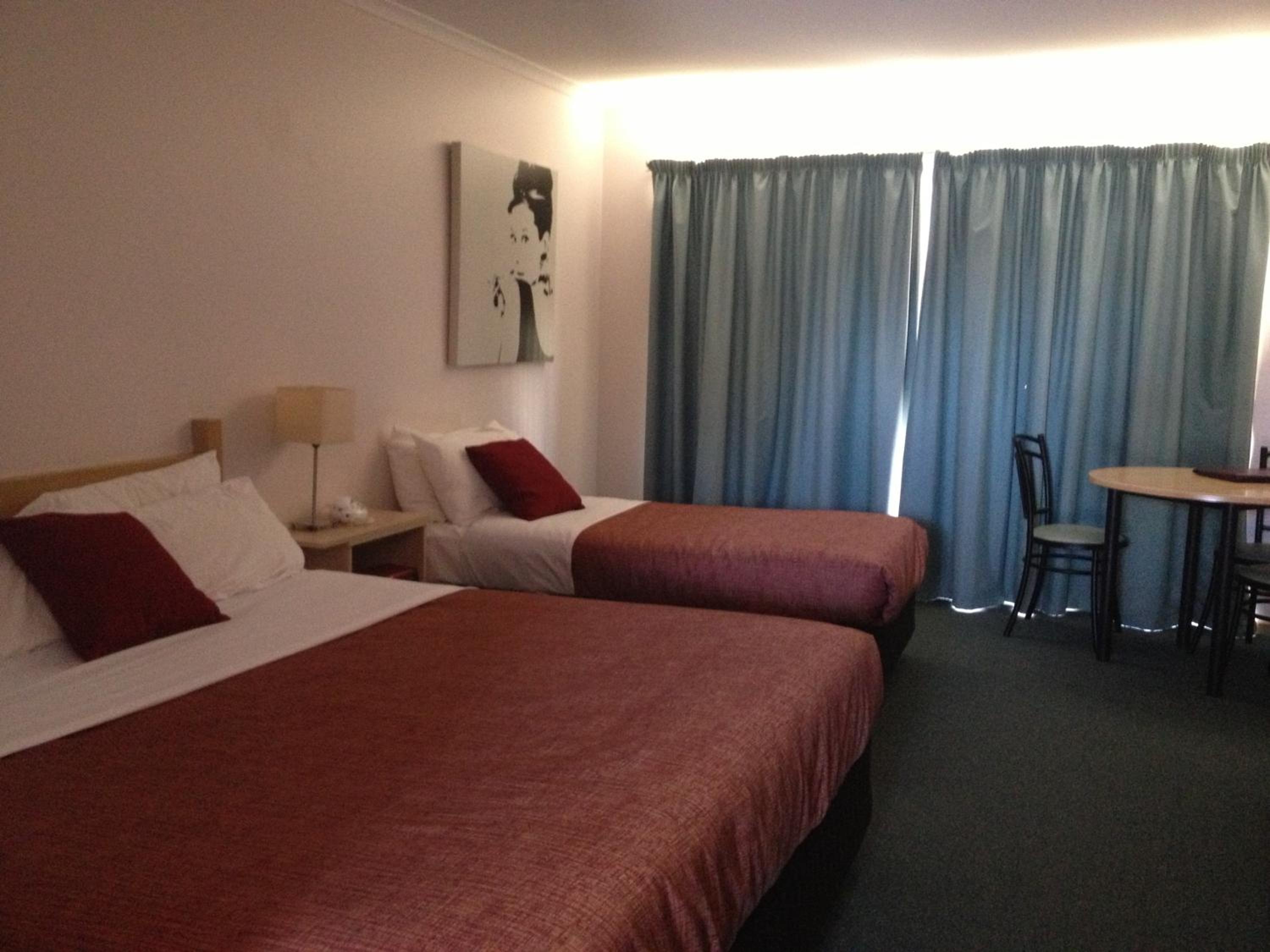 Standard Twin Room - Photo 4