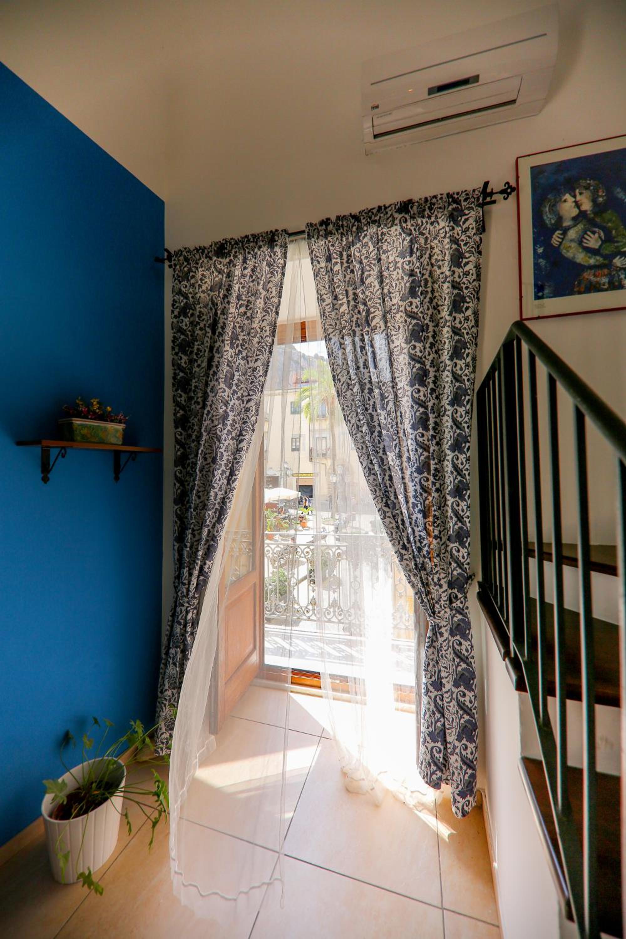 Appartamento con due camere con balcone