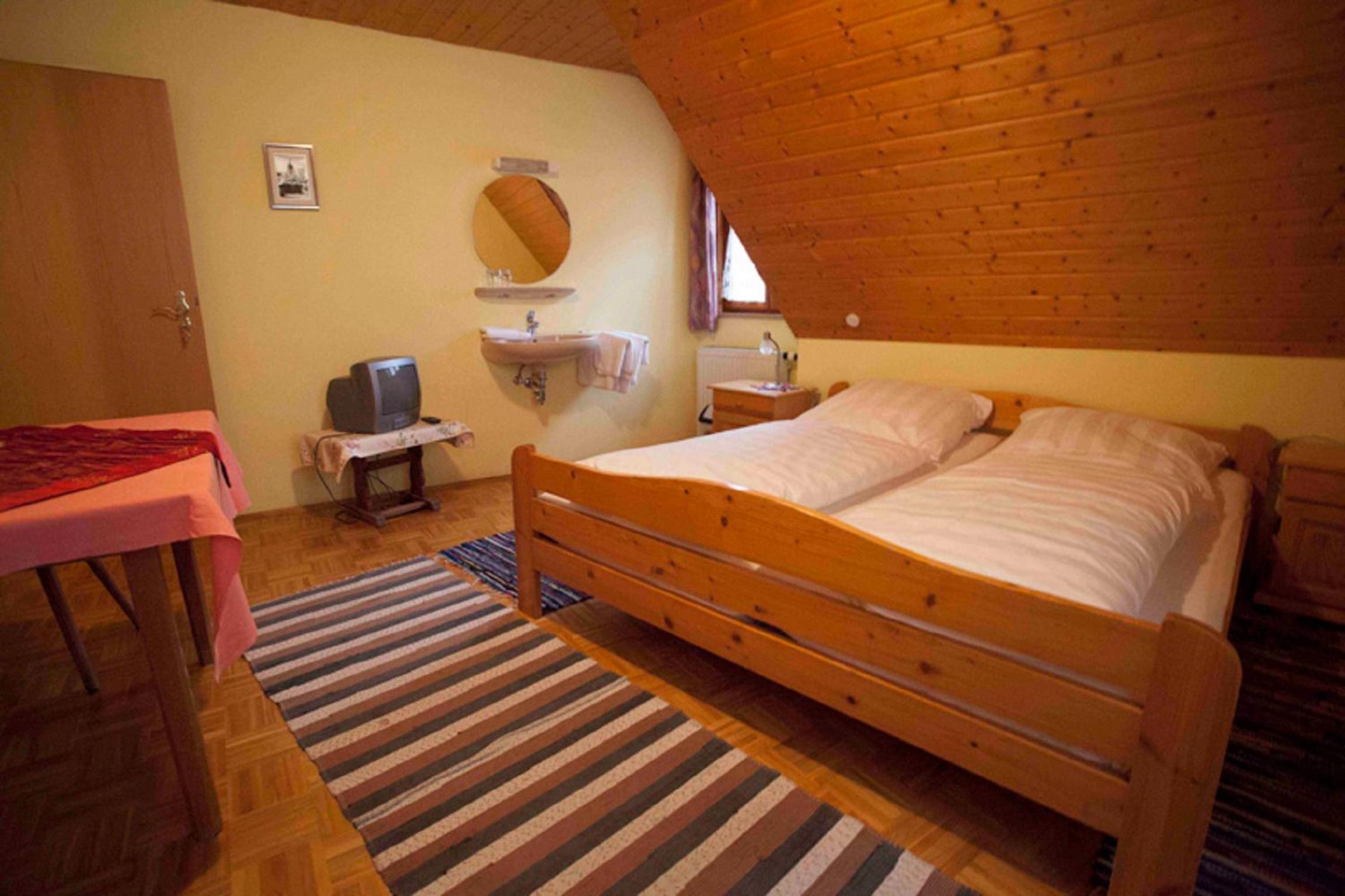 Double Room with Shared Bathroom photo 1