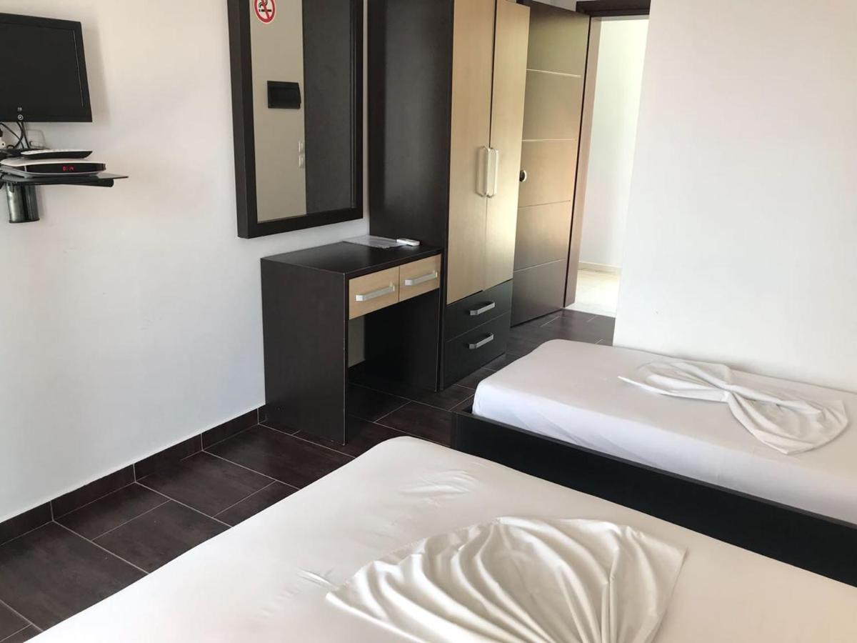 Economy Triple Room photo 2