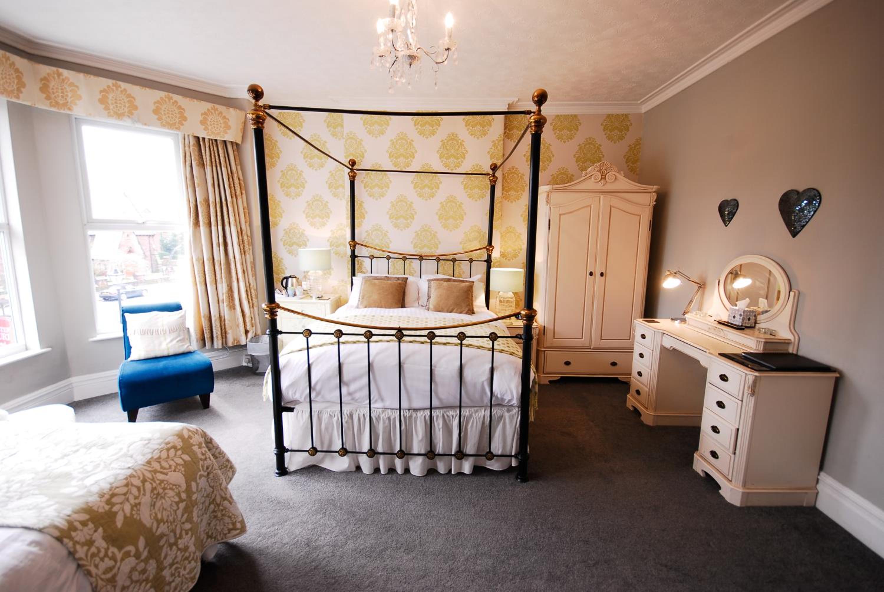 Superior Double Room with Four Poster Bed photo 2